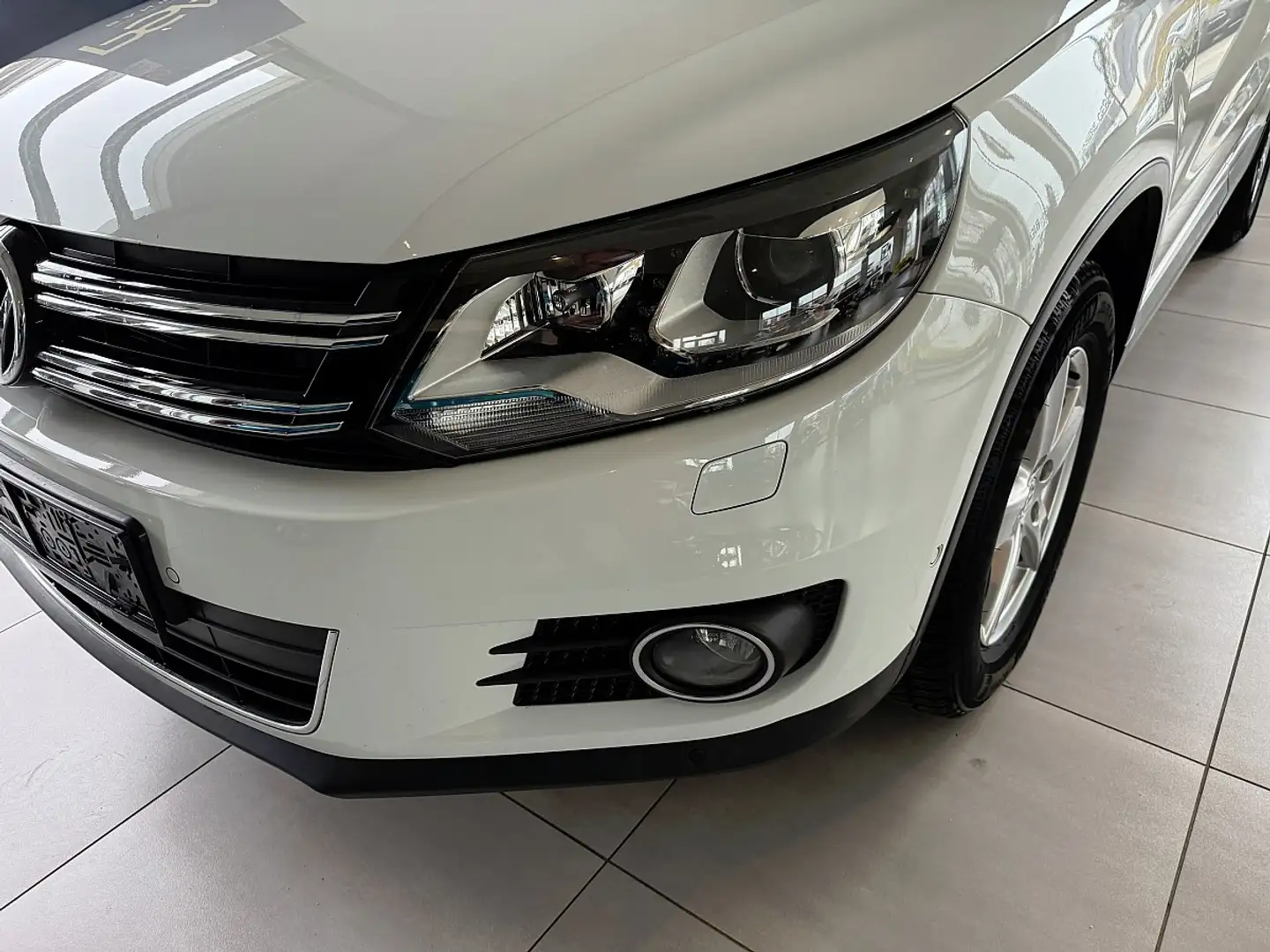 Volkswagen Tiguan 2,0 TDI SCR Lounge Weiß - 2