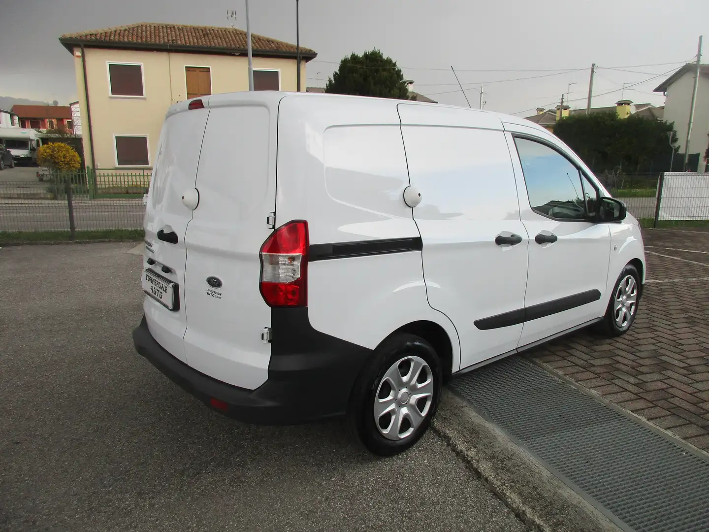 Ford Transit Courier 1.5 tdci 75 cv TREND Negro - 2
