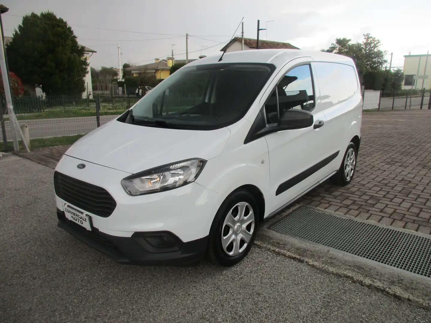 Ford Transit Courier 1.5 tdci 75 cv TREND Negro - 1