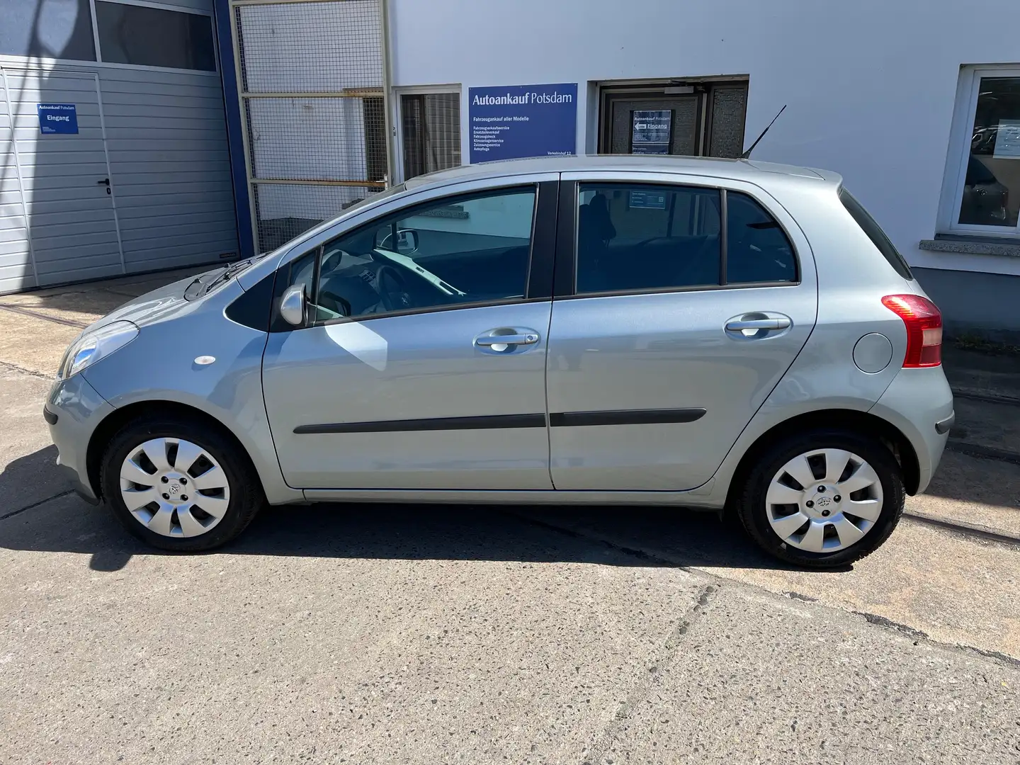 Toyota Yaris Sol, Klima, TÜV neu, 1. Hand, Allwetterreifen Gris - 2