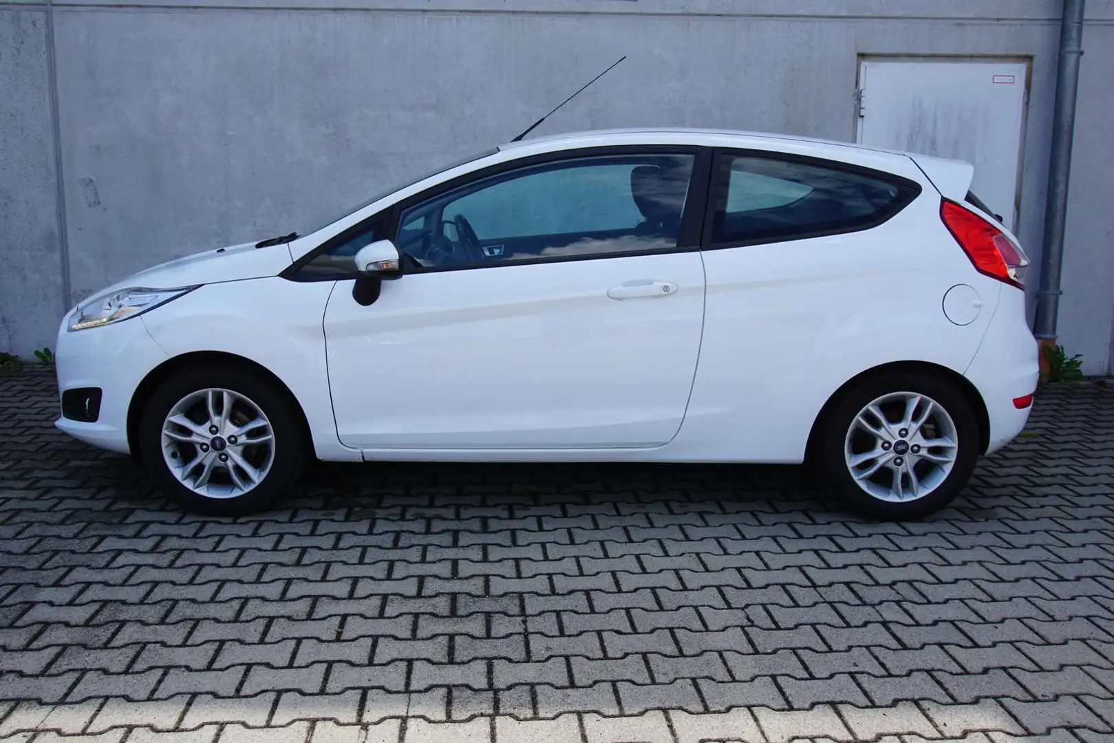 Ford Fiesta 1.5TDCi SHZ PDC Freisprech 2.Hd Bianco - 2