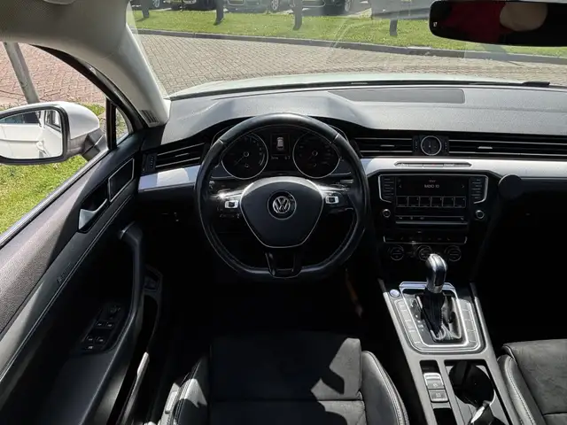Volkswagen Passat view 9