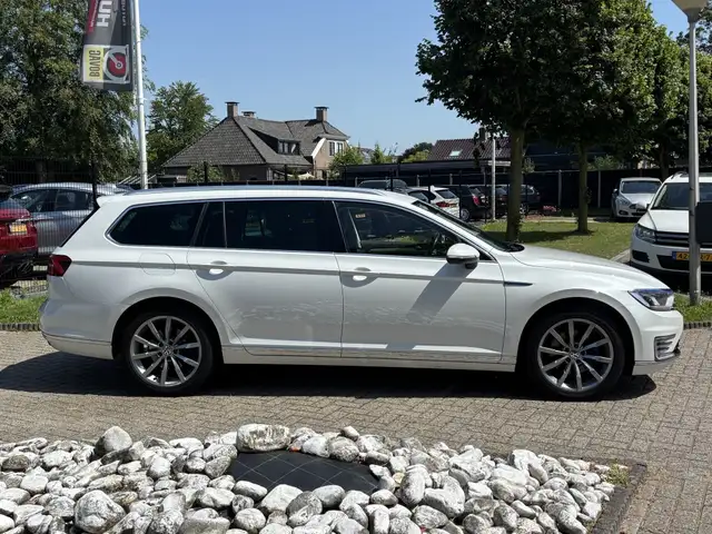 Volkswagen Passat view 4
