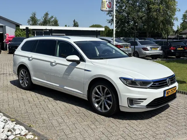 Volkswagen Passat view 3