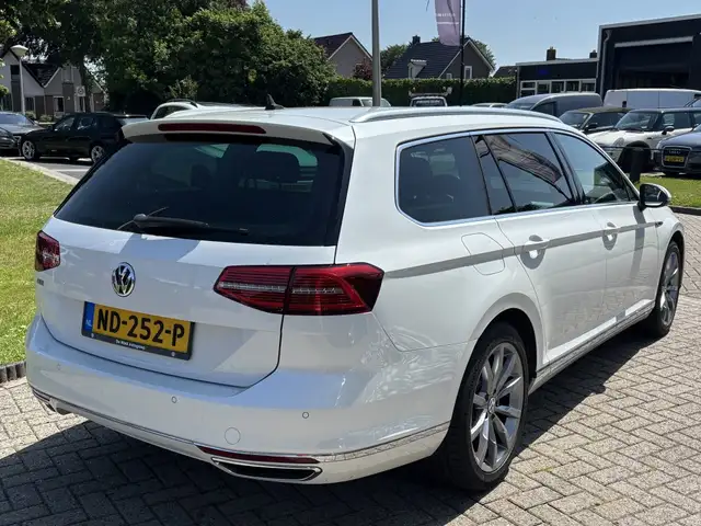Volkswagen Passat view 5