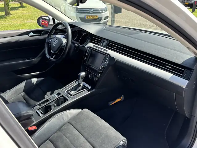 Volkswagen Passat view 12