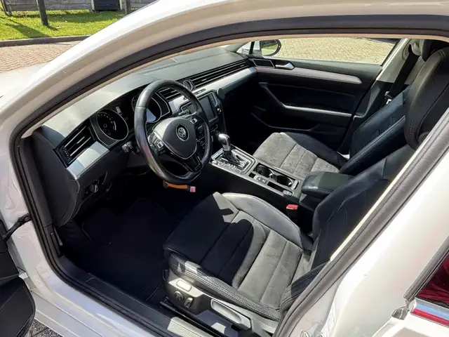 Volkswagen Passat view 10