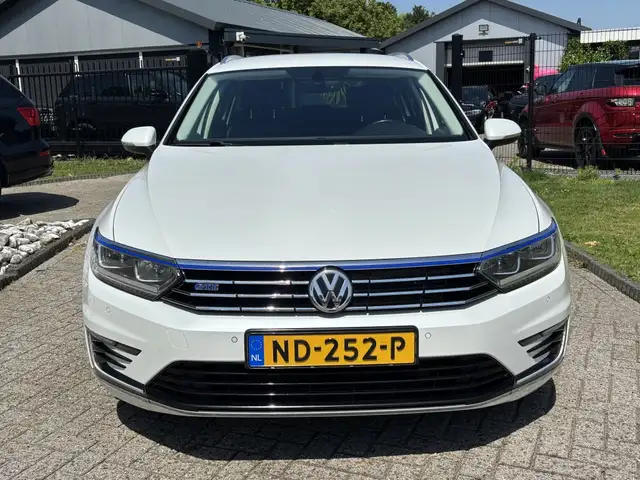 Volkswagen Passat view 2