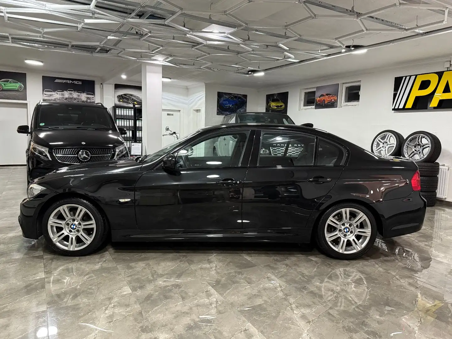 BMW 318 i Lim. LCI M-Paket 2. Hand Automatik Xenon Schwarz - 2