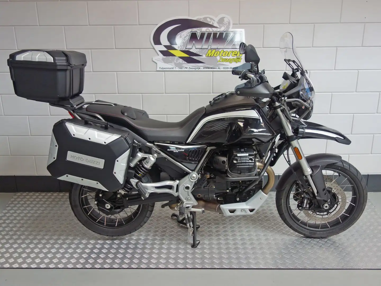 Moto Guzzi V 85 TT GUARDIA D'ONORE 850 Zwart - 1