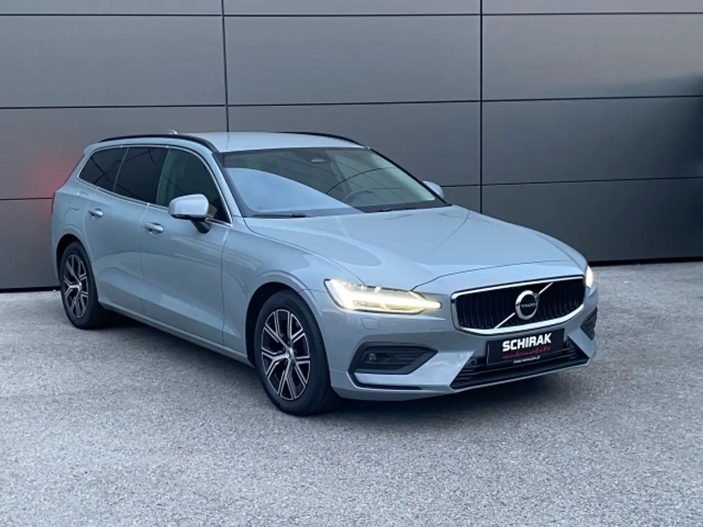 Volvo V60 B4 Core Geartronic Gris - 1