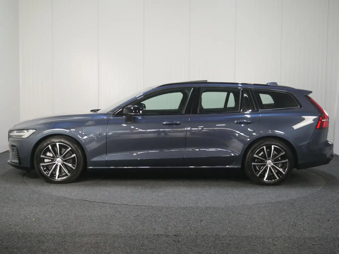 Volvo V60 T6 Automaat Recharge AWD Plus Dark, Volvo V60 T6 R Blauw - 2