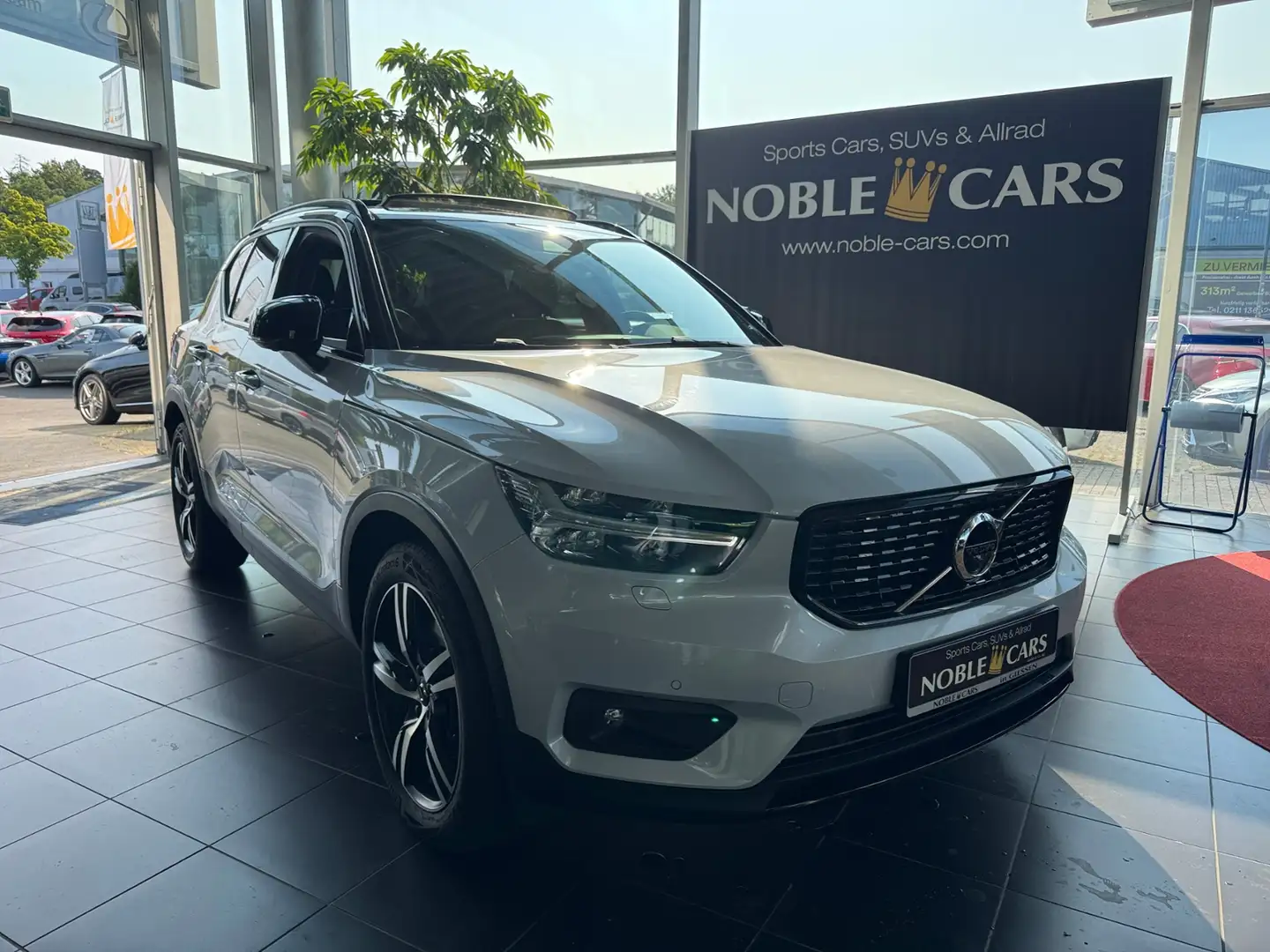 Volvo XC40 R Design PANO NAVI  360° H/K Silber - 1