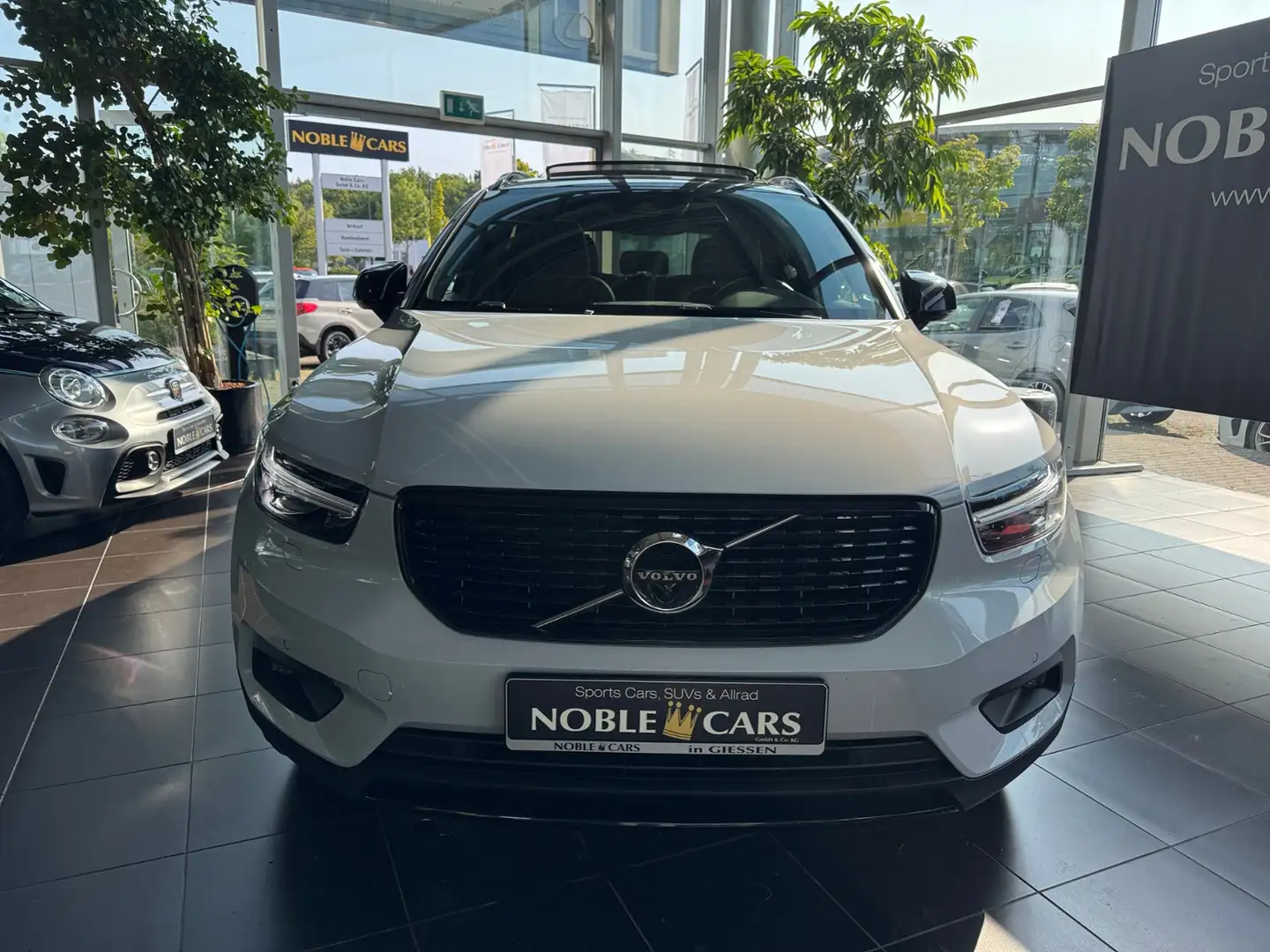 Volvo XC40 R Design PANO NAVI  360° H/K Silber - 2