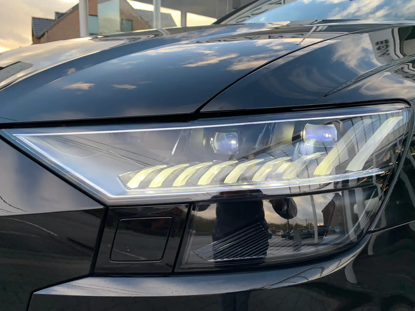 Audi Q8 60TFSIe Quattro / S Line Competition /FULL OPTIONS Schwarz - 2