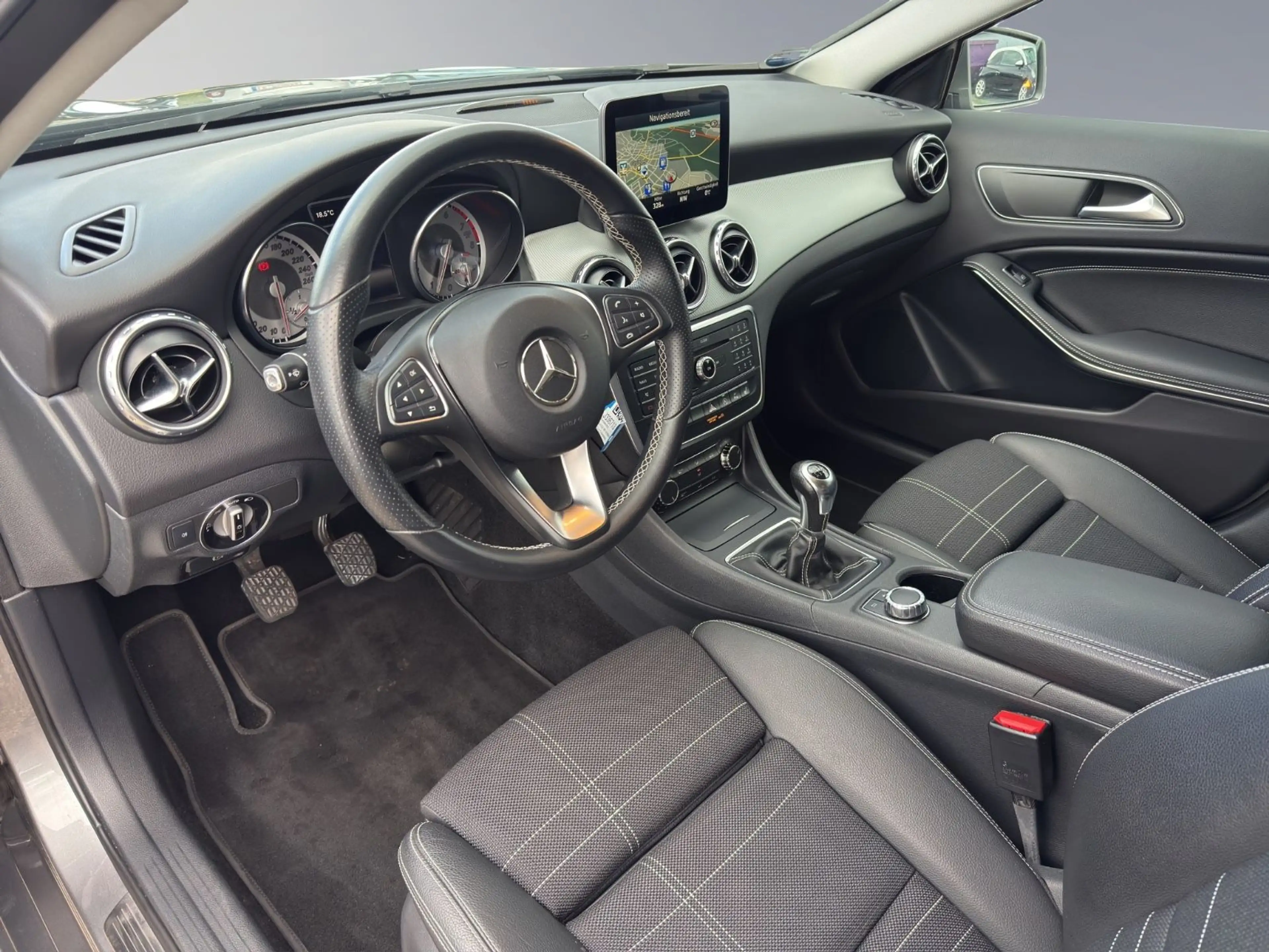 Mercedes-Benz GLA 180 Urban KAMERA XENON NAVI LEDER — photo 11