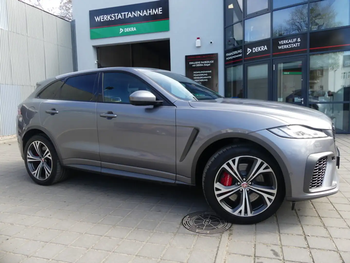 Jaguar F-Pace P550 V8 SVR AWD LED/360°/PERFORMANCE/ACC Grau - 1