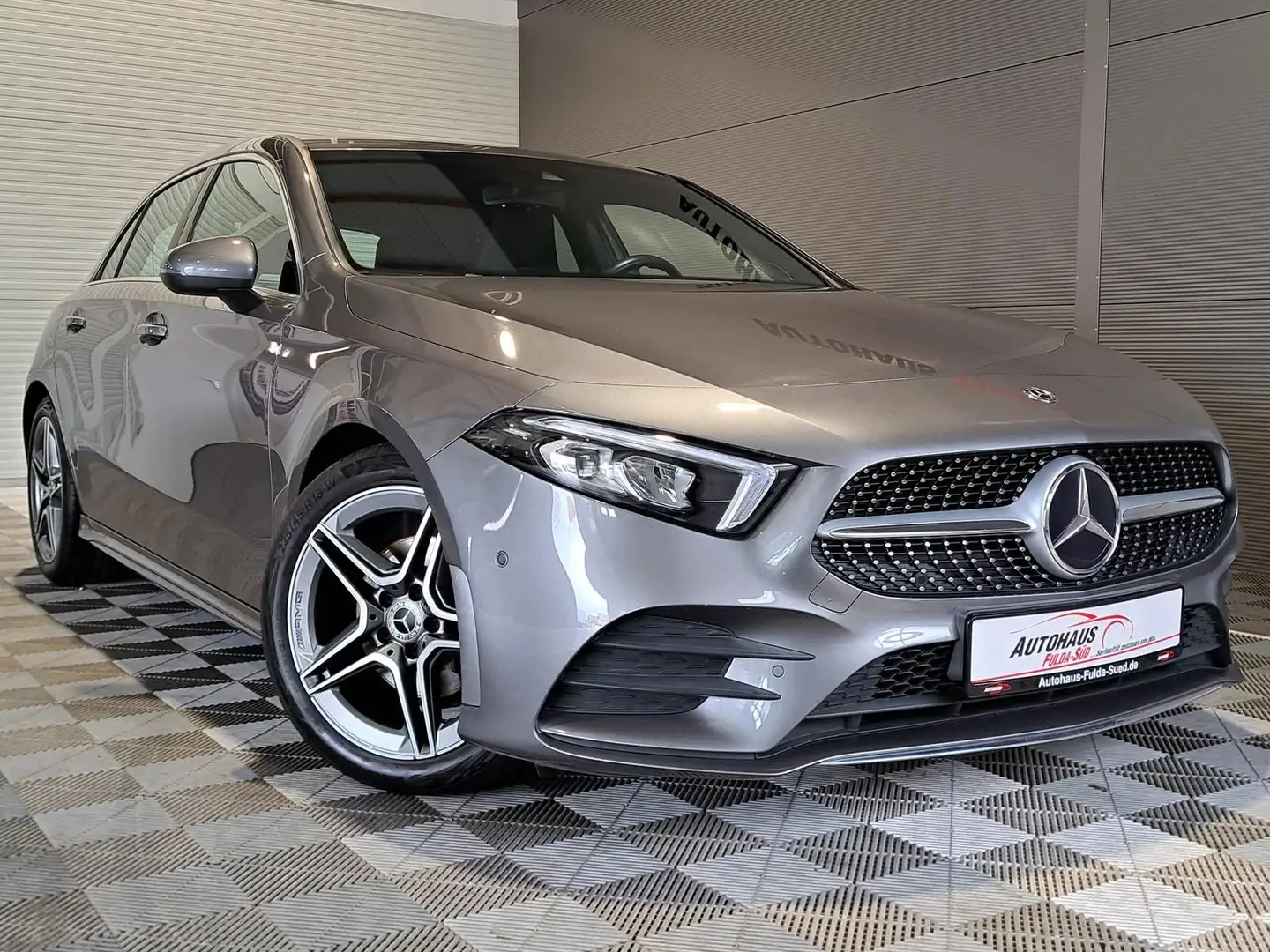 Mercedes-Benz A 200 AMG Line°Burmester°Spur°LED°Shzg°Tempomat Grijs - 1