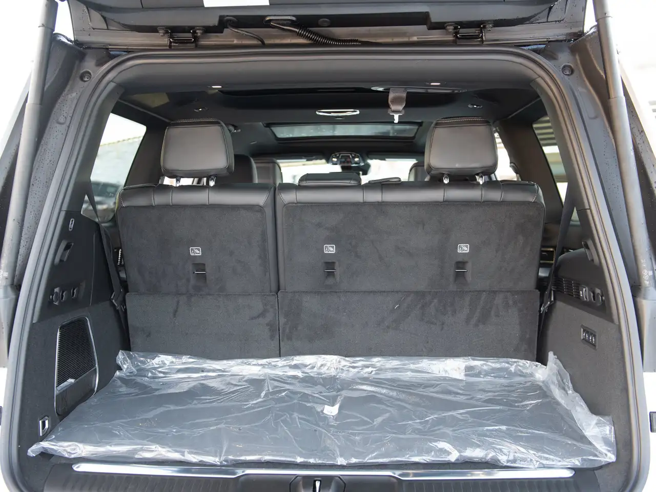 Jeep Grand Wagoneer photo Jeep Grand Wagoneer