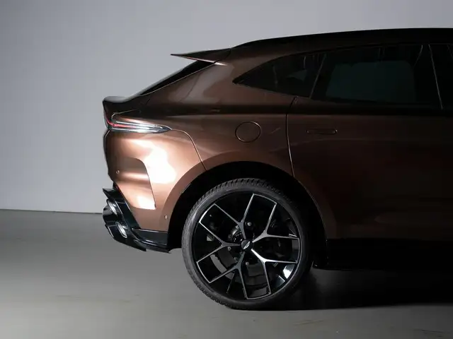 Aston Martin DBX S / Magneto Bronze / 360 Degree Camera Ansicht 8
