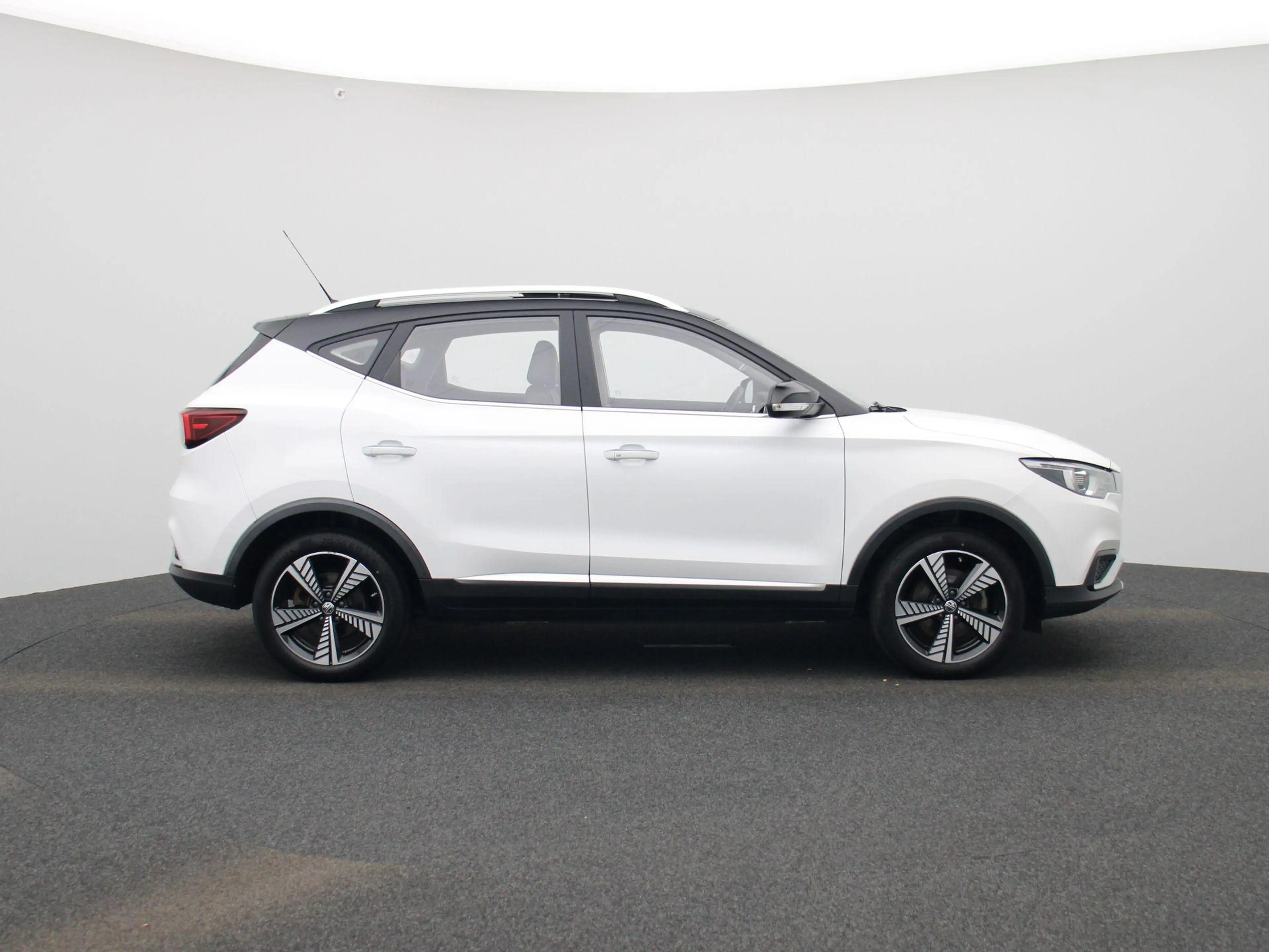 MG ZS EV Luxury 45 kWh | Panoramadak | CarPlay | Camera — photo 7