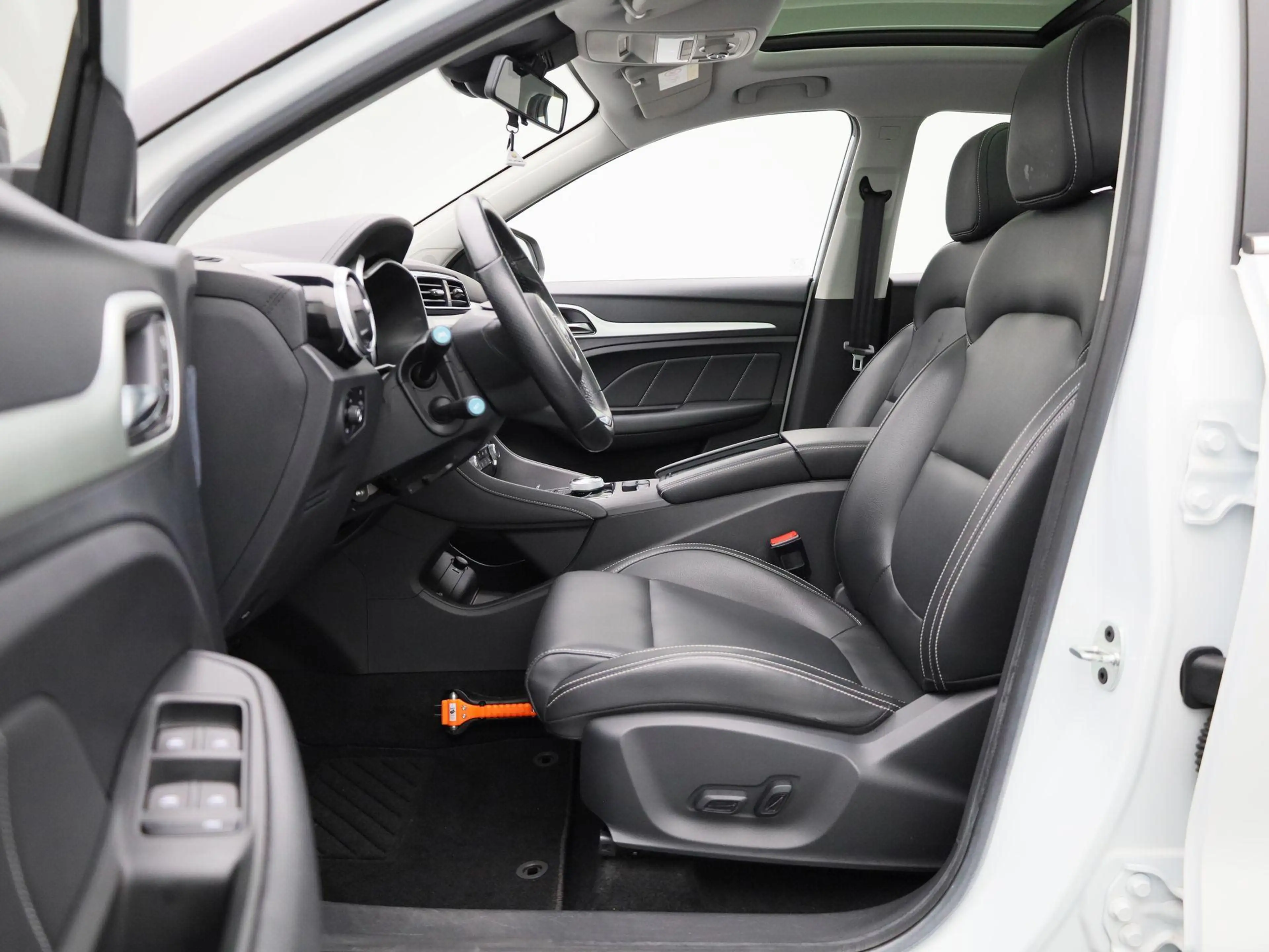 MG ZS EV Luxury 45 kWh | Panoramadak | CarPlay | Camera — photo 11