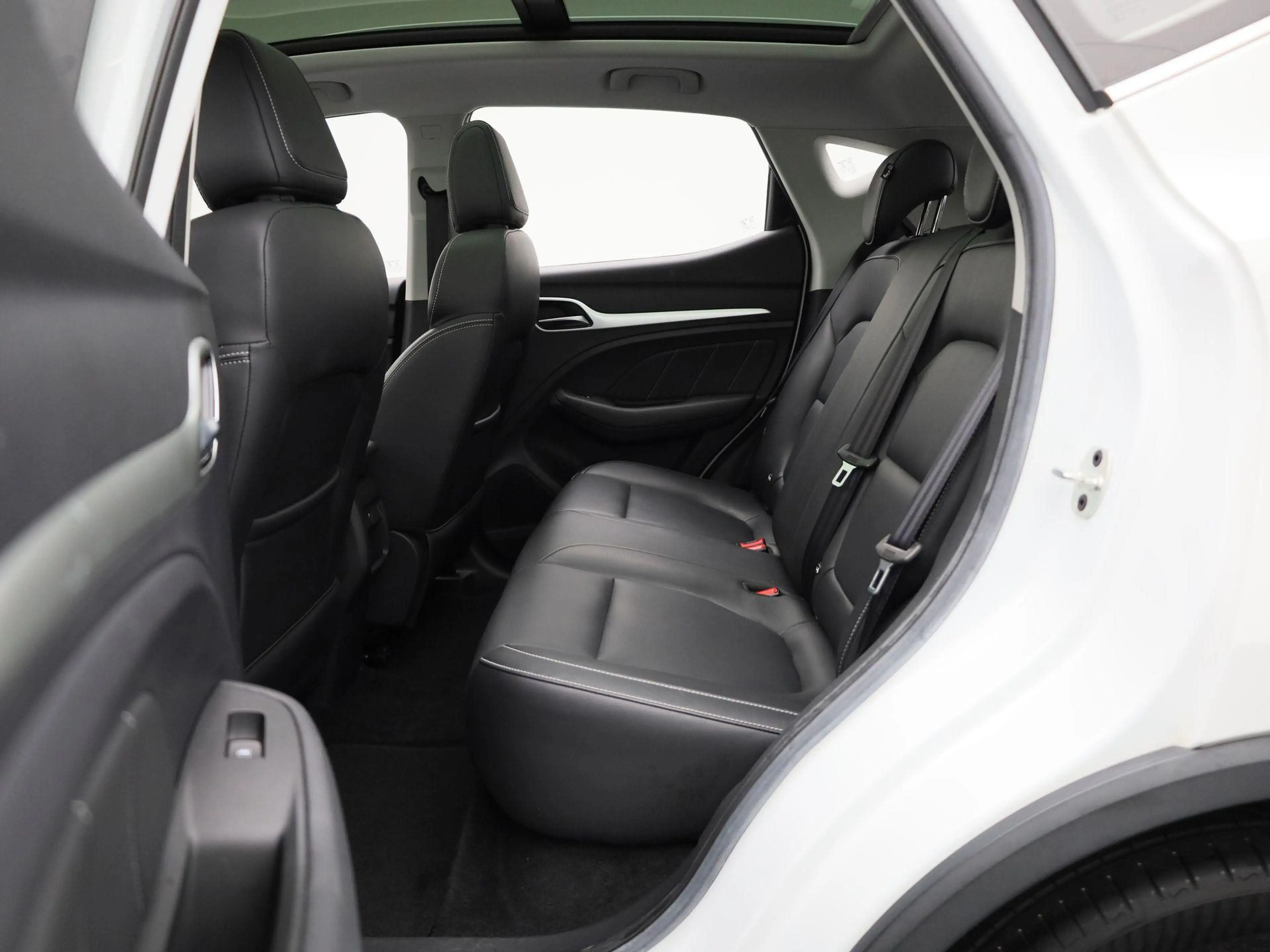 MG ZS EV Luxury 45 kWh | Panoramadak | CarPlay | Camera — photo 12