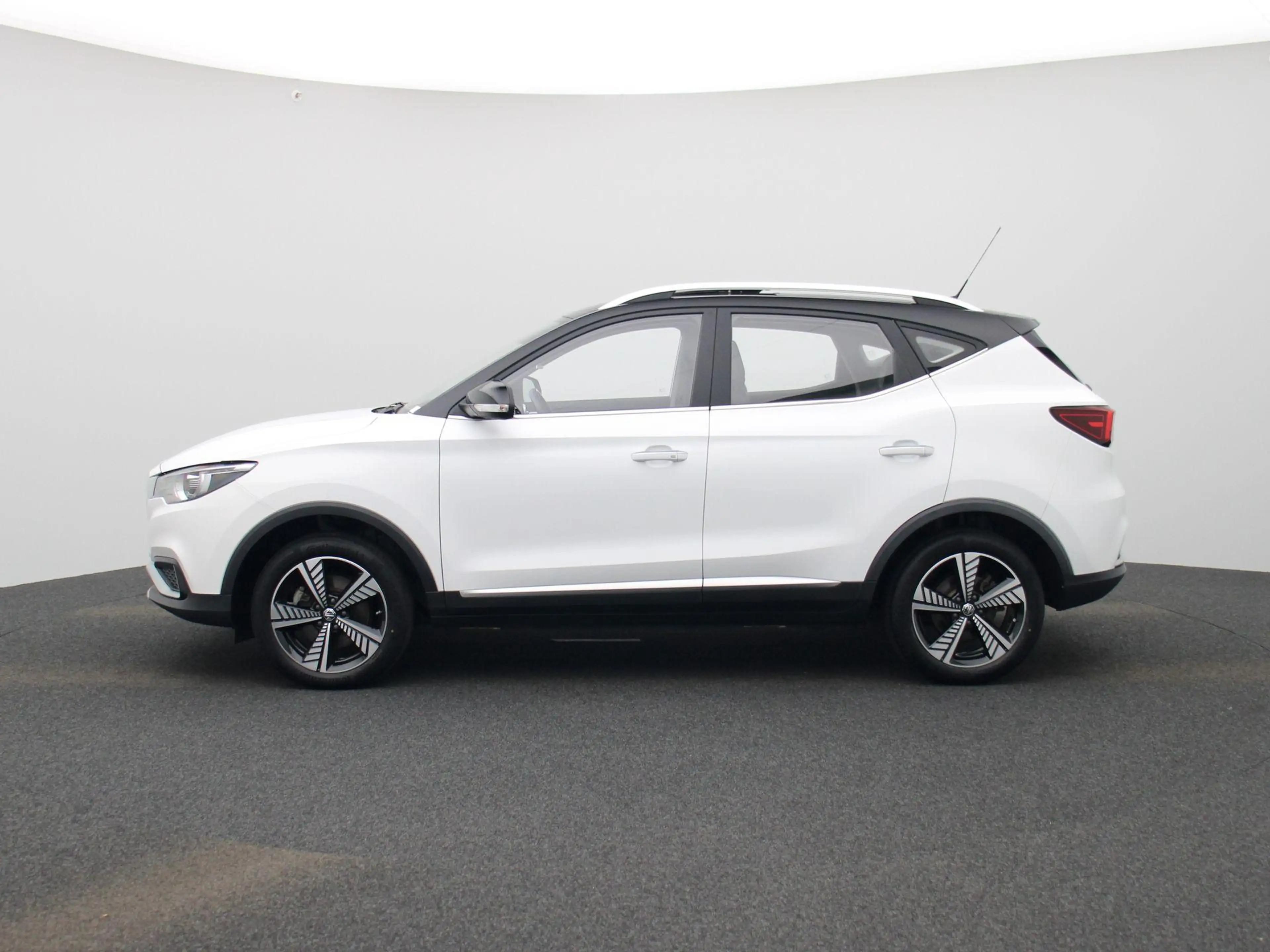 MG ZS EV Luxury 45 kWh | Panoramadak | CarPlay | Camera — photo 5
