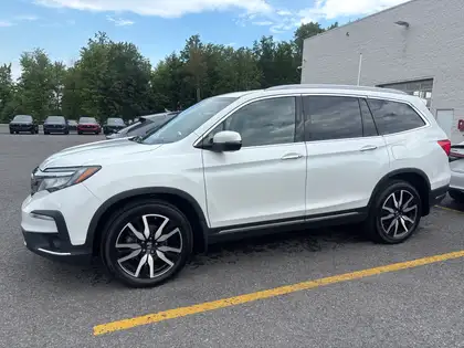 2021 Honda Pilot Touring AWD with Rear Captains Chairs