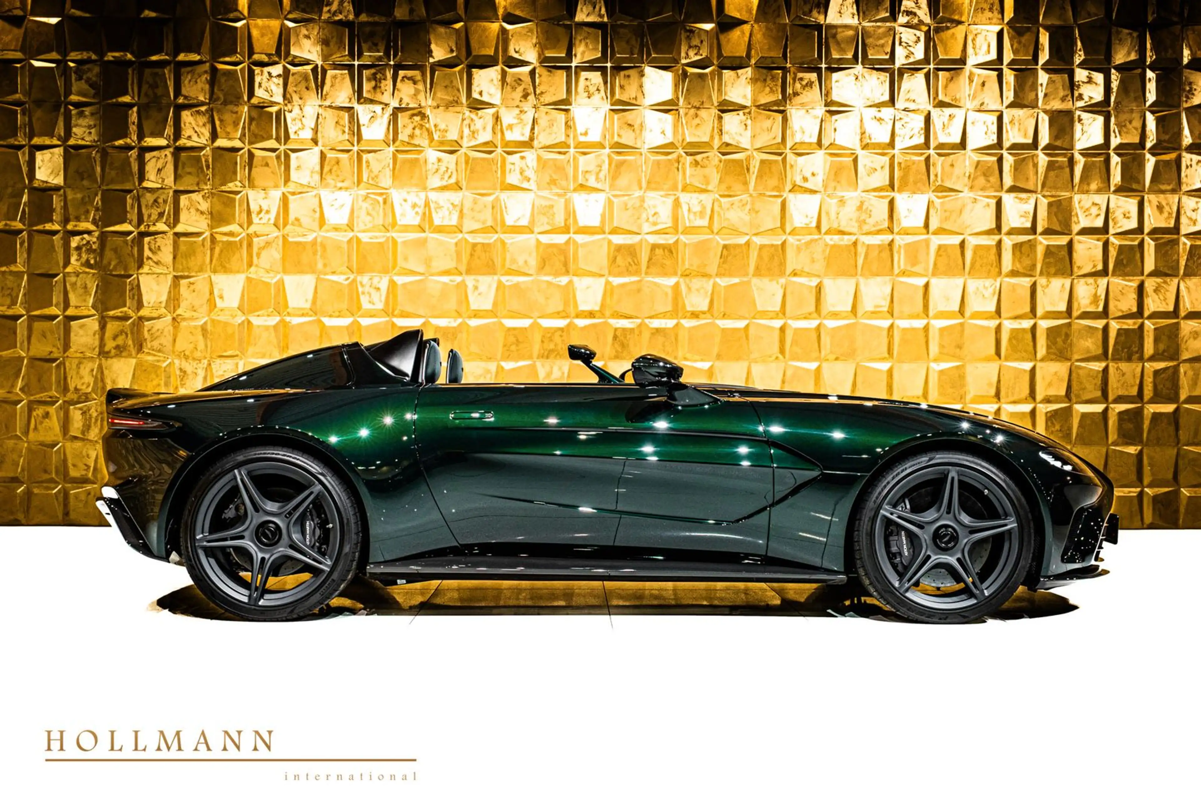 Aston Martin V12 Speedster V12 SPEEDSTER + CARBON HELMETS — photo 4