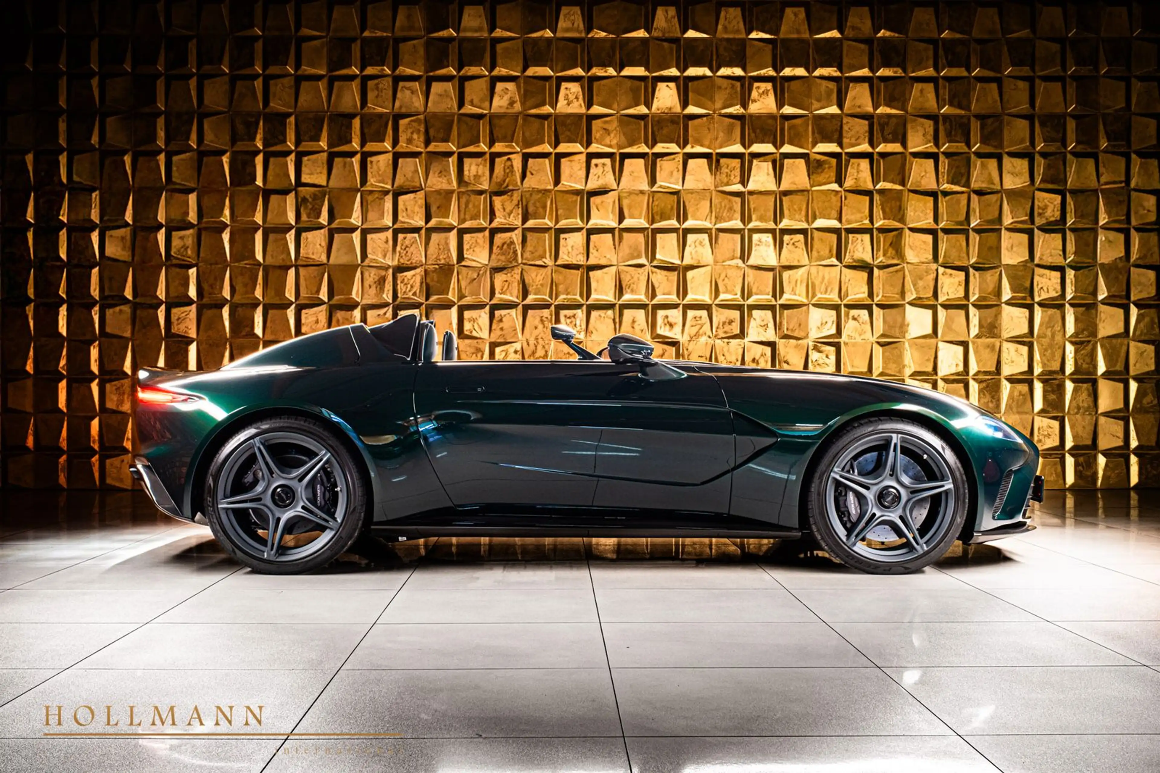 Aston Martin V12 Speedster V12 SPEEDSTER + CARBON HELMETS — photo 5