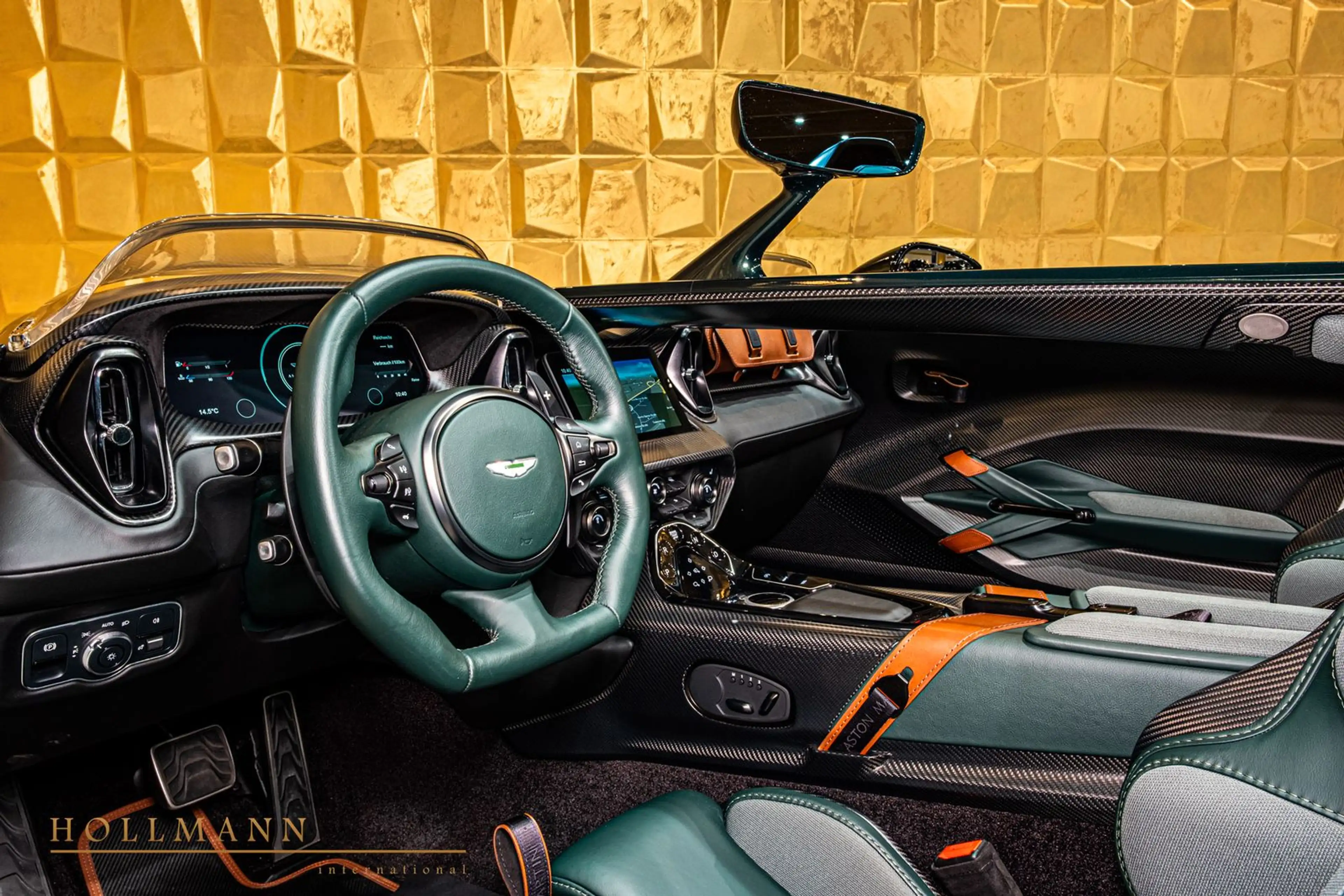 Aston Martin V12 Speedster V12 SPEEDSTER + CARBON HELMETS — photo 12