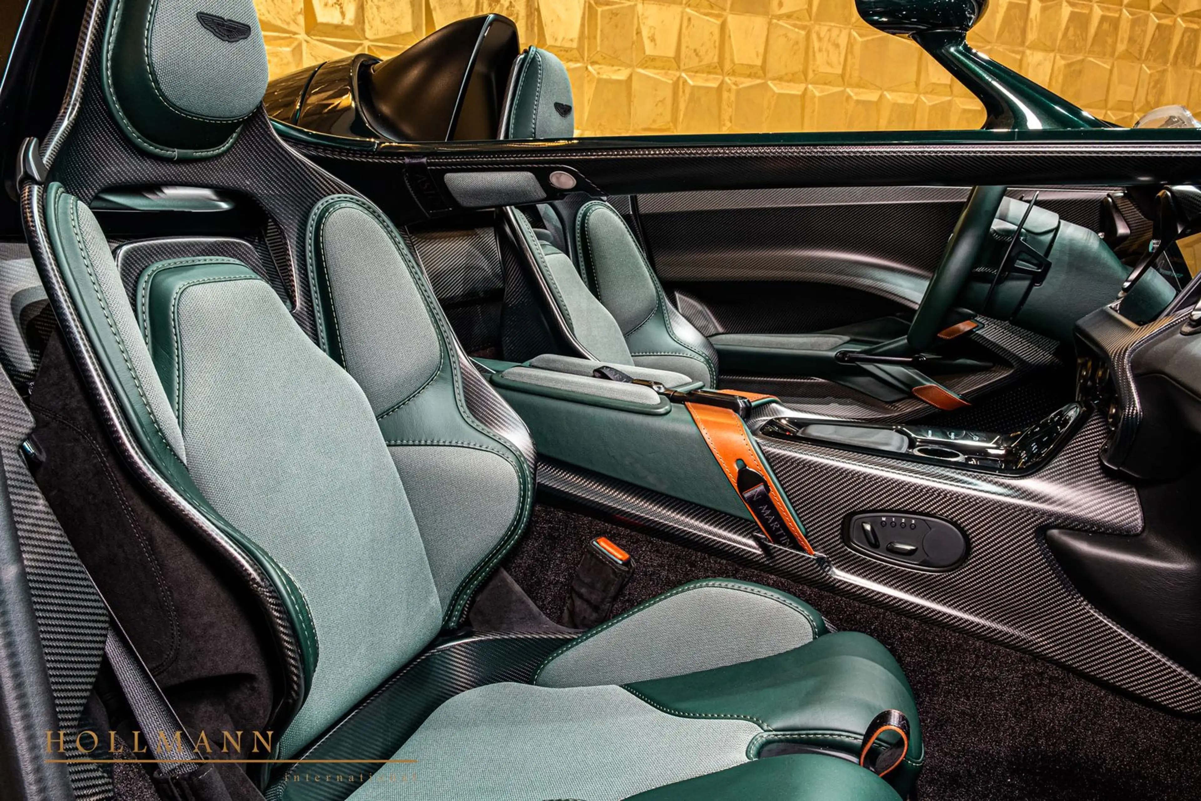 Aston Martin V12 Speedster V12 SPEEDSTER + CARBON HELMETS — photo 15