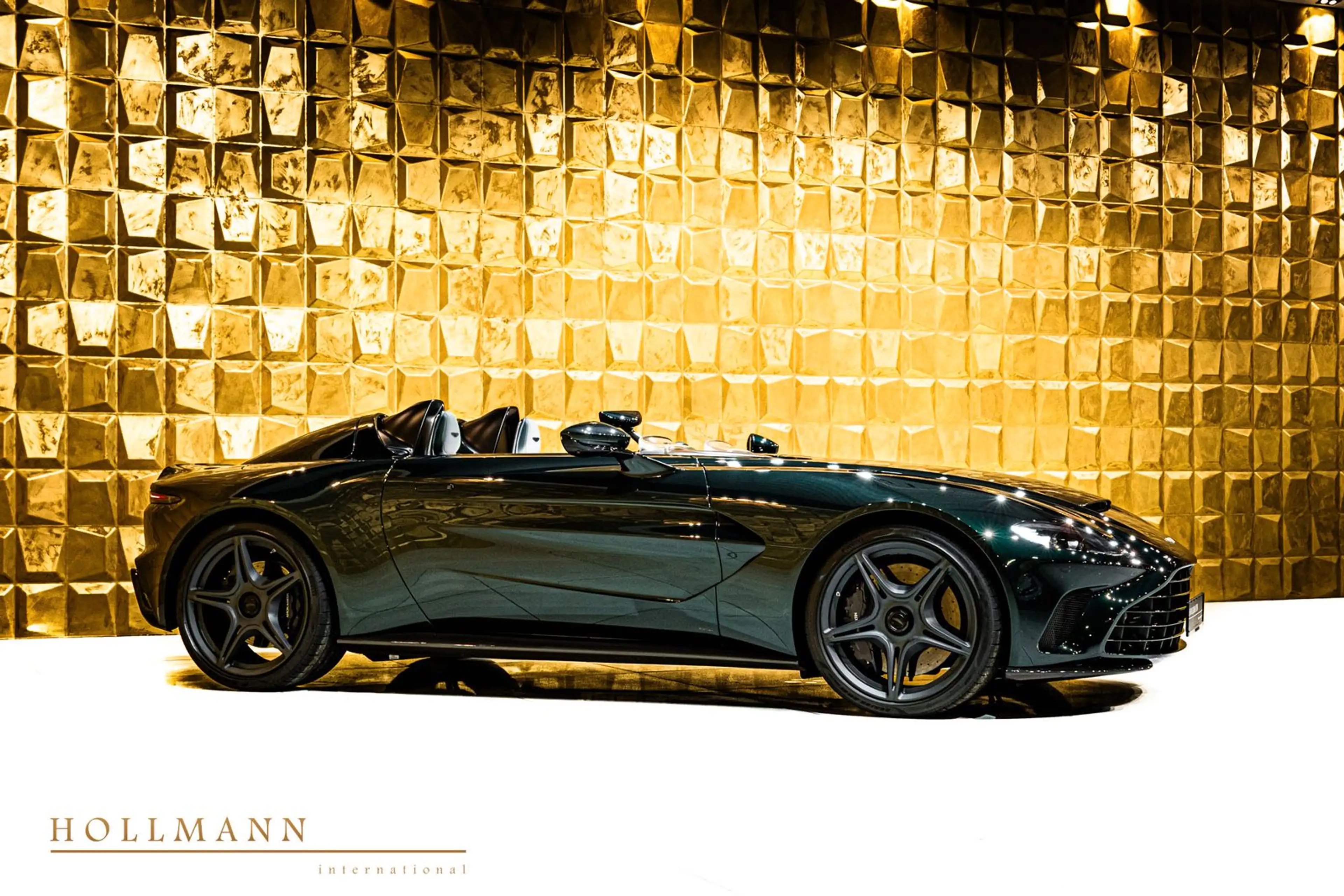 Aston Martin V12 Speedster V12 SPEEDSTER + CARBON HELMETS — photo 3