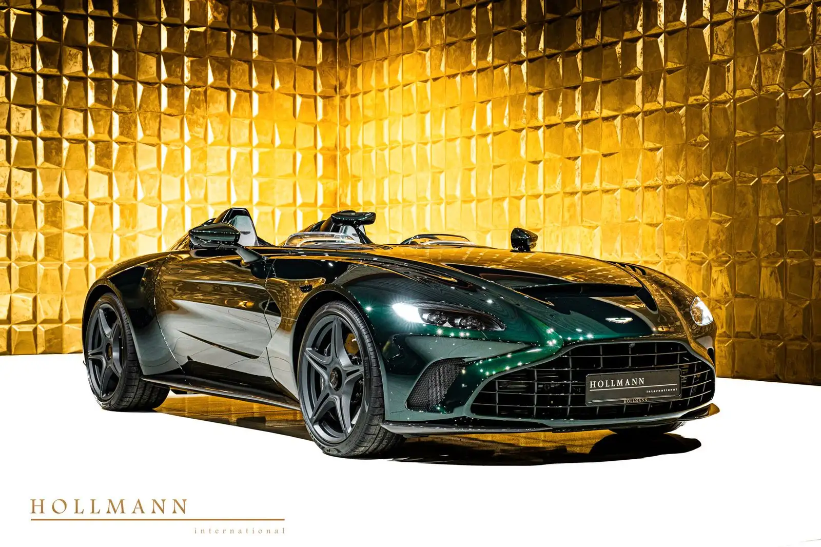 Aston Martin V12 SPEEDSTER + CARBON HELMETS
