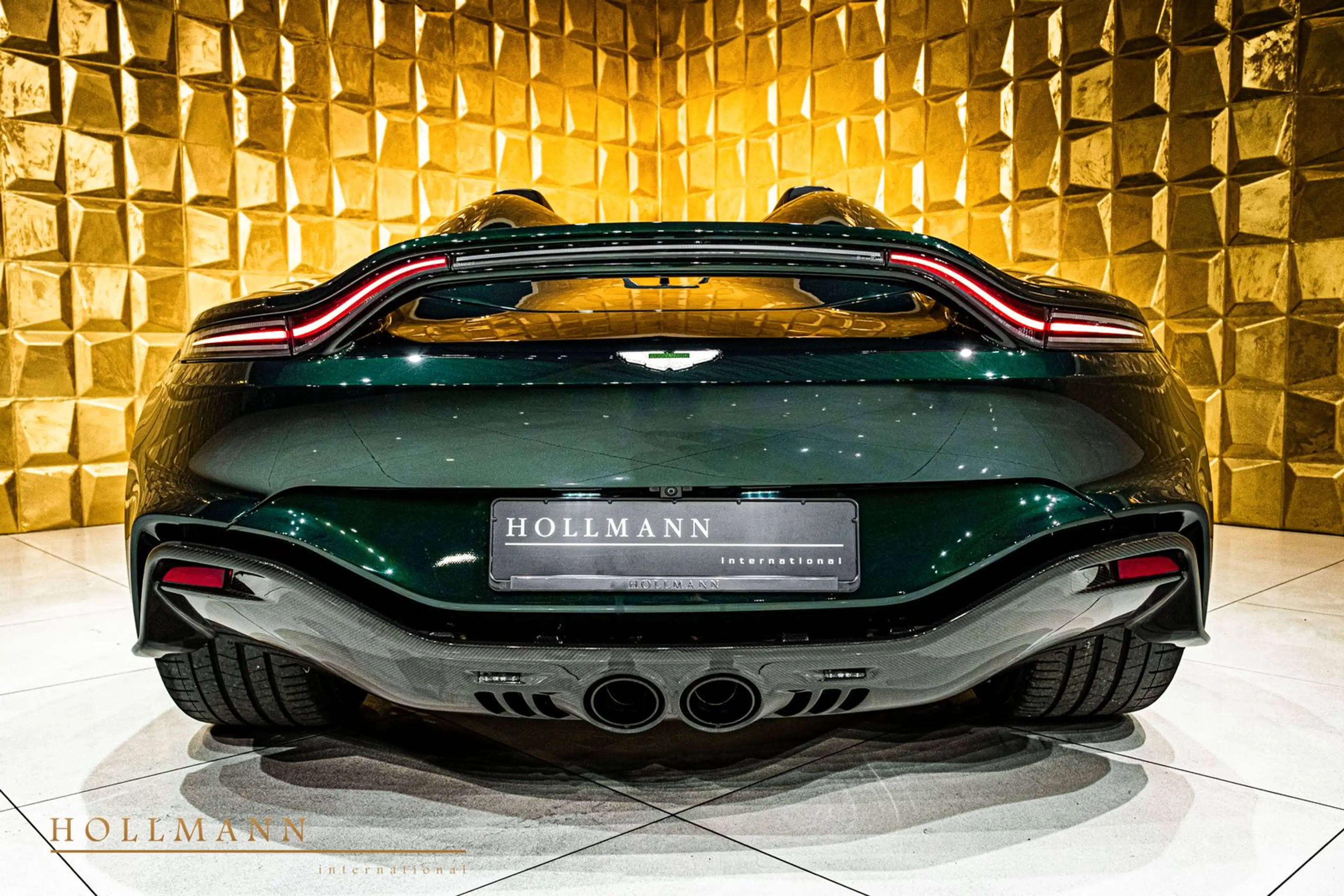 Aston Martin V12 Speedster V12 SPEEDSTER + CARBON HELMETS — photo 11
