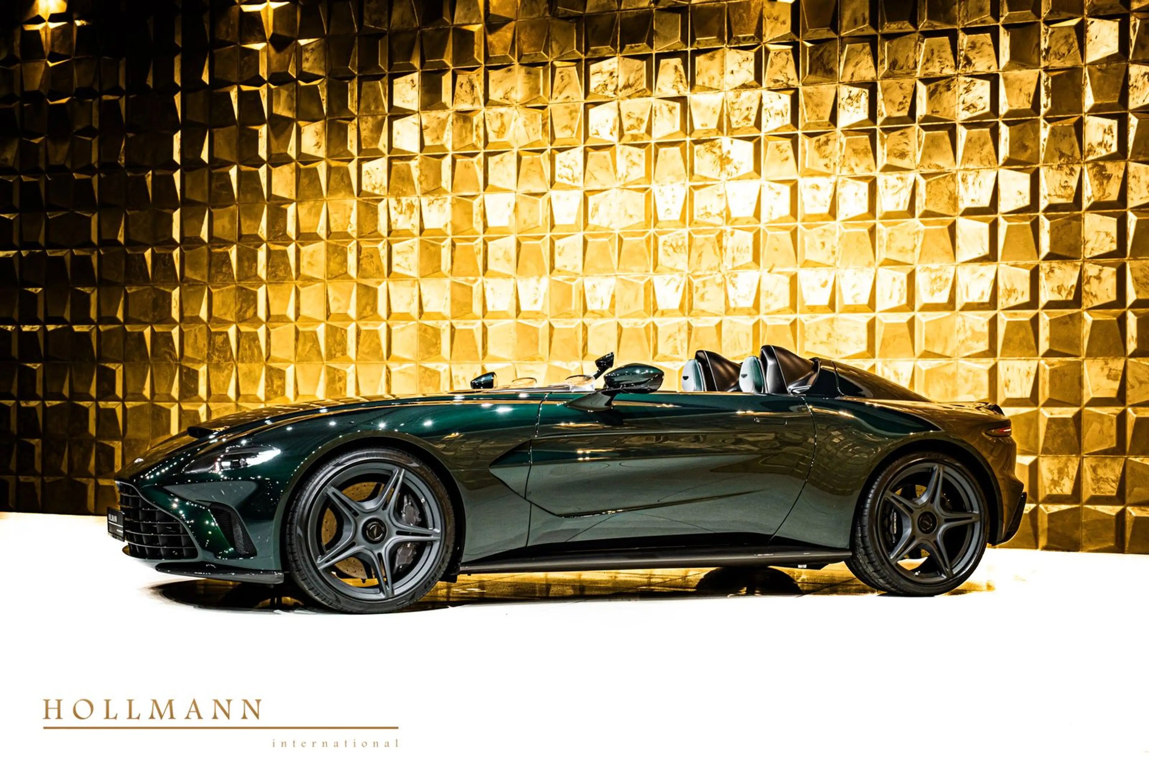 Aston Martin V12 Speedster V12 SPEEDSTER + CARBON HELMETS — photo 9