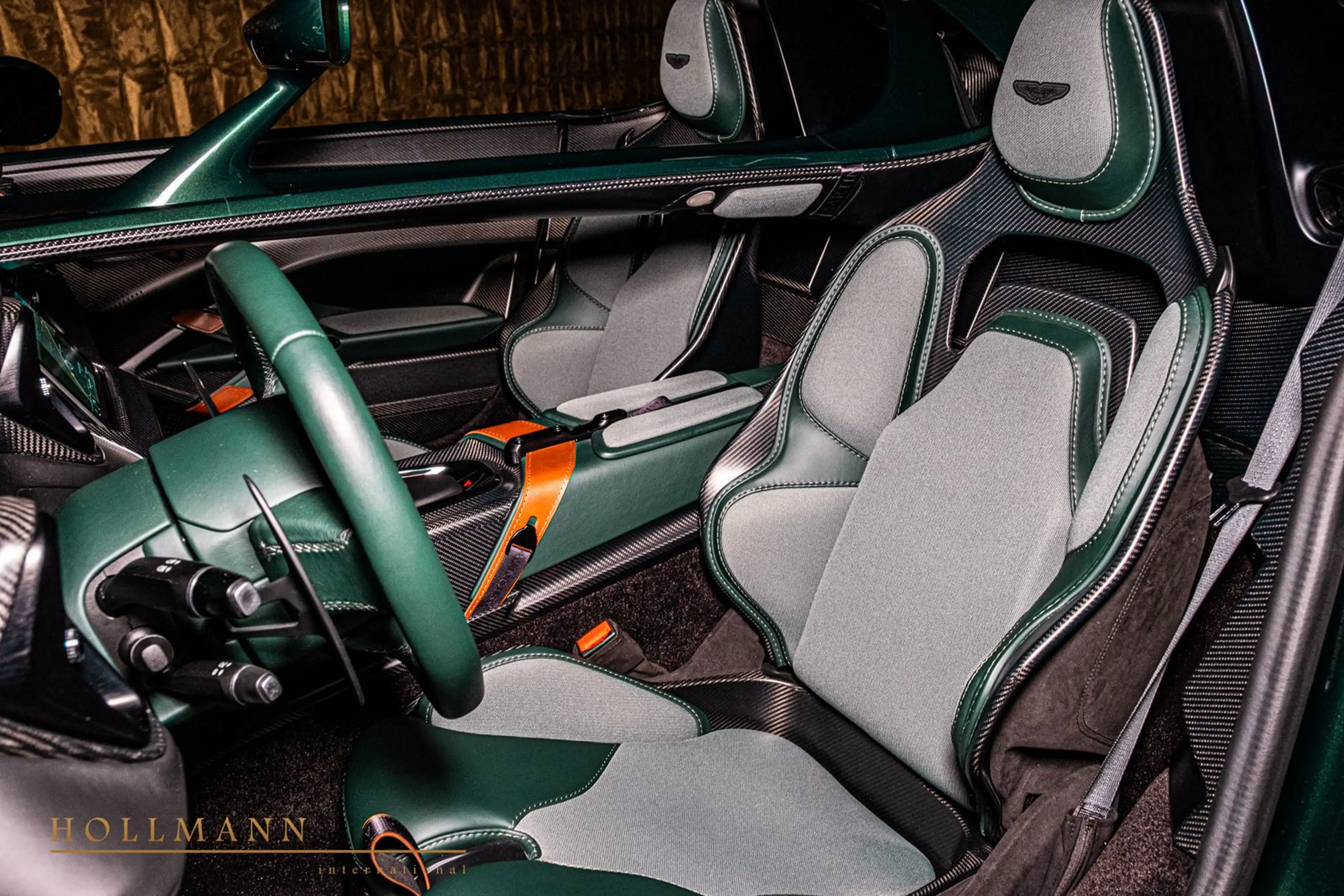 Aston Martin V12 Speedster V12 SPEEDSTER + CARBON HELMETS — photo 13