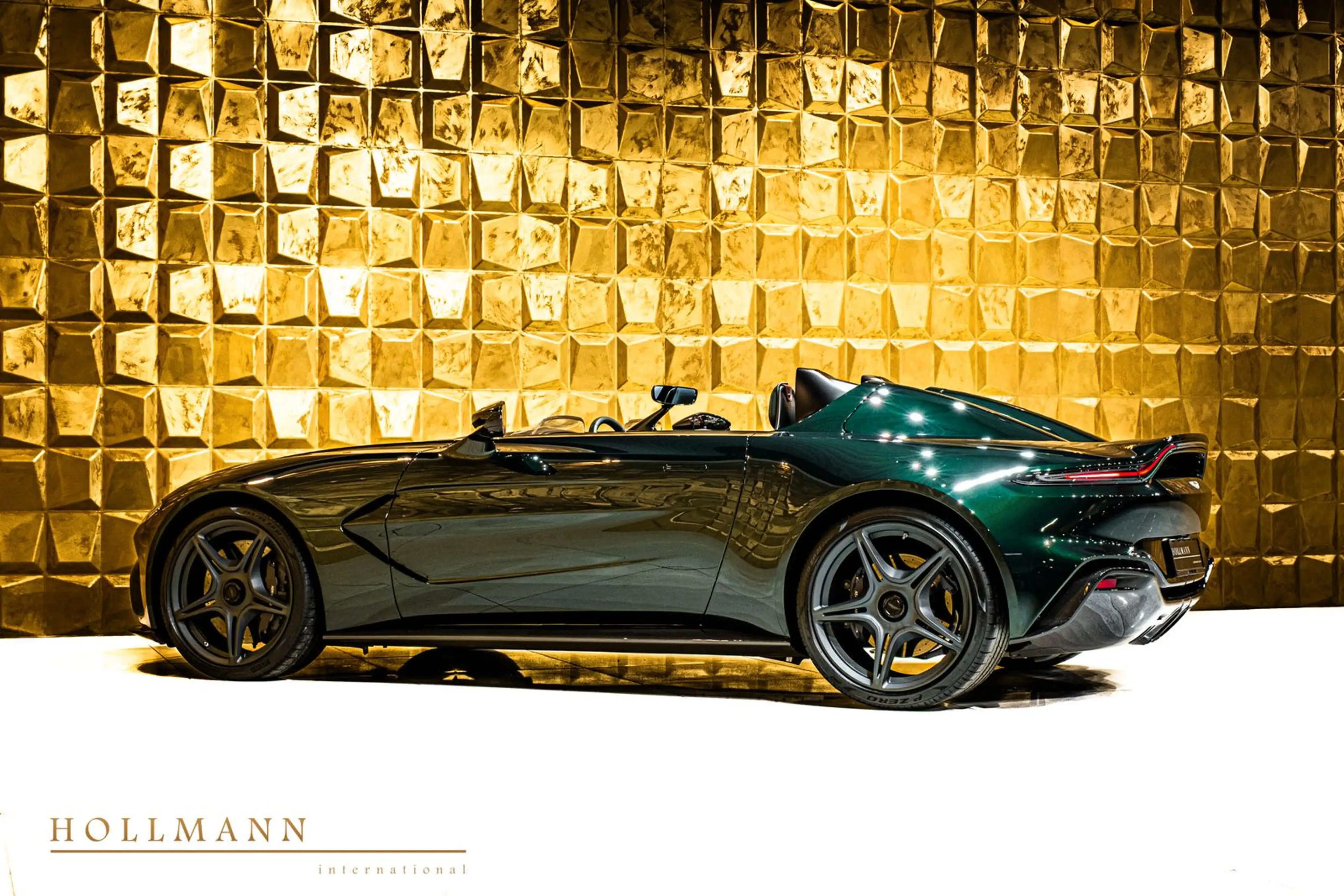 Aston Martin V12 Speedster V12 SPEEDSTER + CARBON HELMETS — photo 8