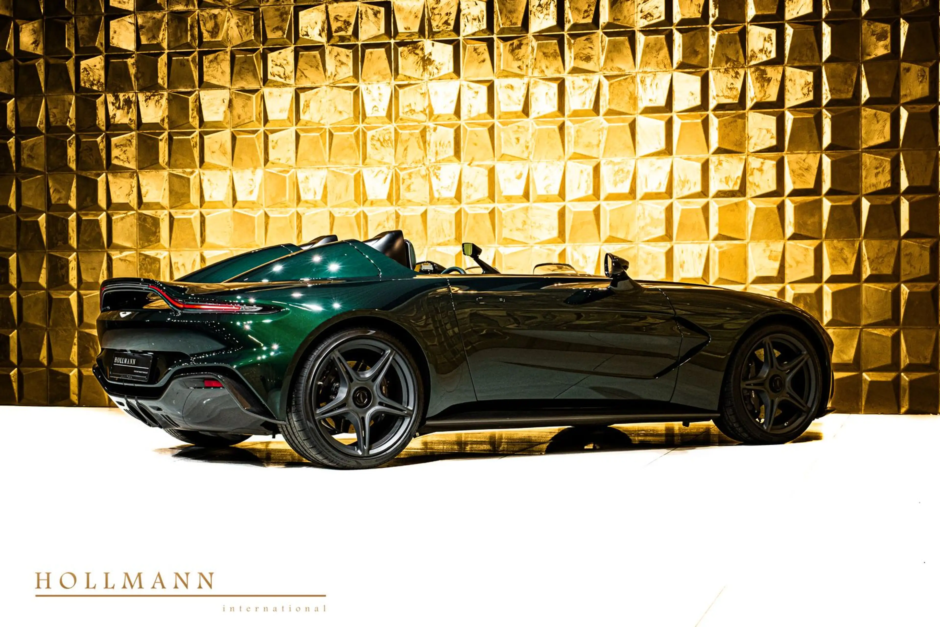 Aston Martin V12 Speedster V12 SPEEDSTER + CARBON HELMETS — photo 6