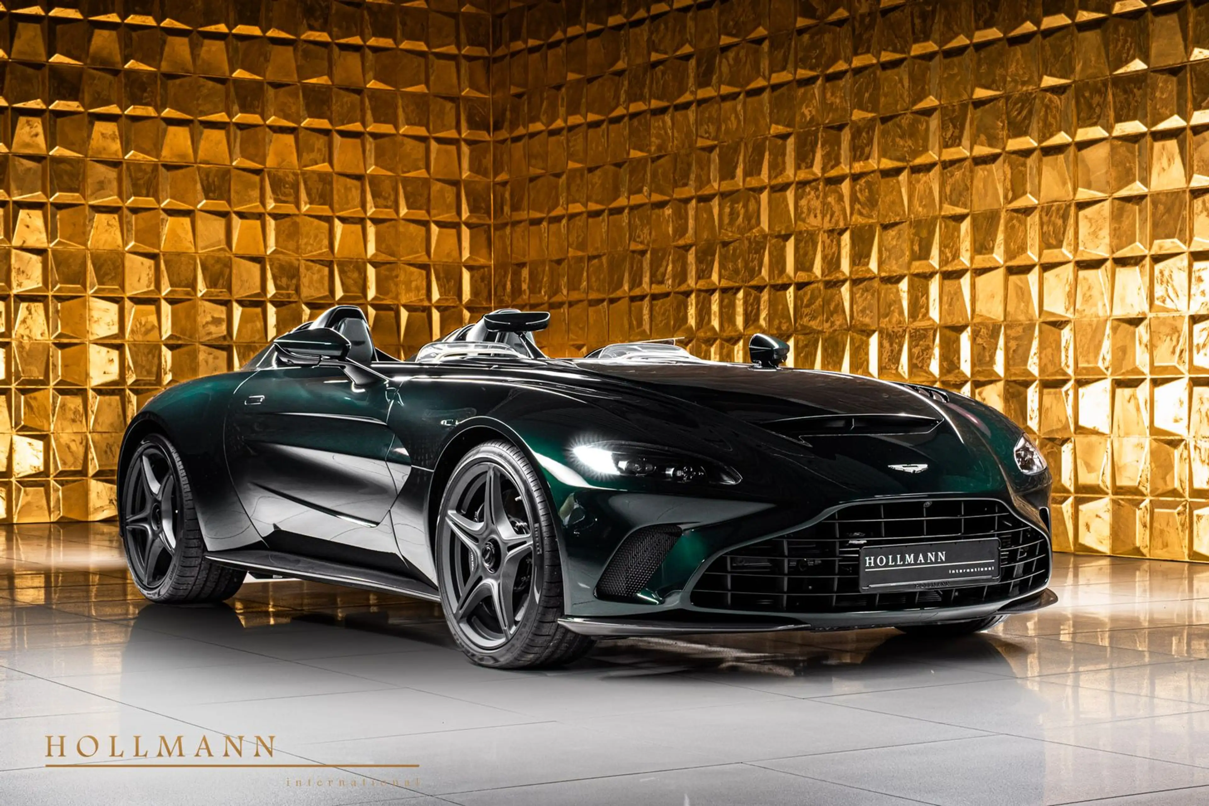 Aston Martin V12 Speedster V12 SPEEDSTER + CARBON HELMETS — photo 2