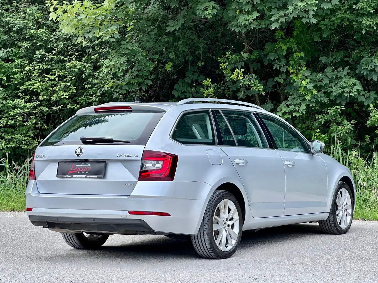 Skoda Octavia Style Limited 4x4 Aut.AHK*LED*NAVI*AMBIENTE*TEMPO* Grau - 2