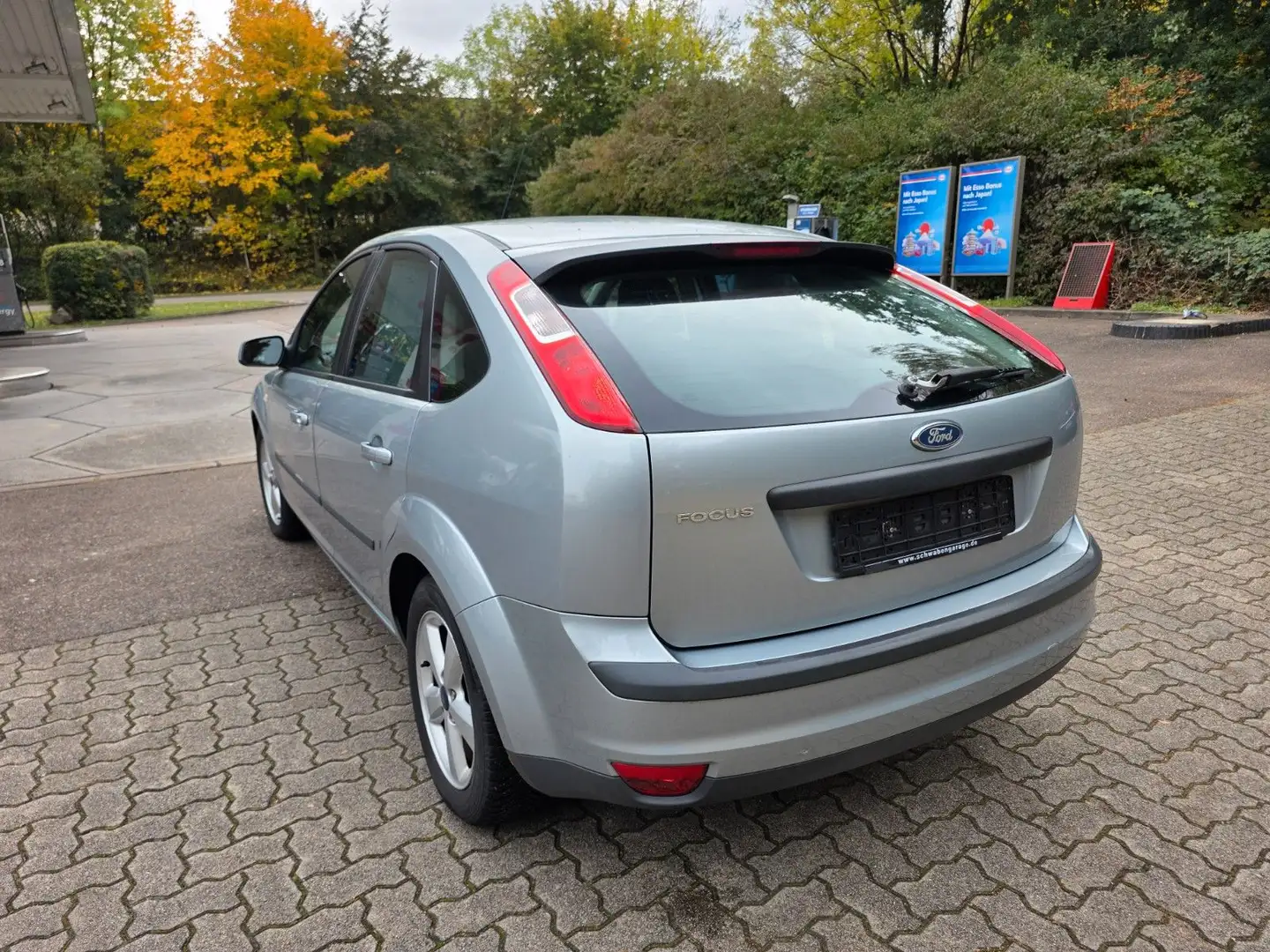 Ford Focus Lim. Sport 1.Hand Tüv neu Garagenwagen Silber - 2