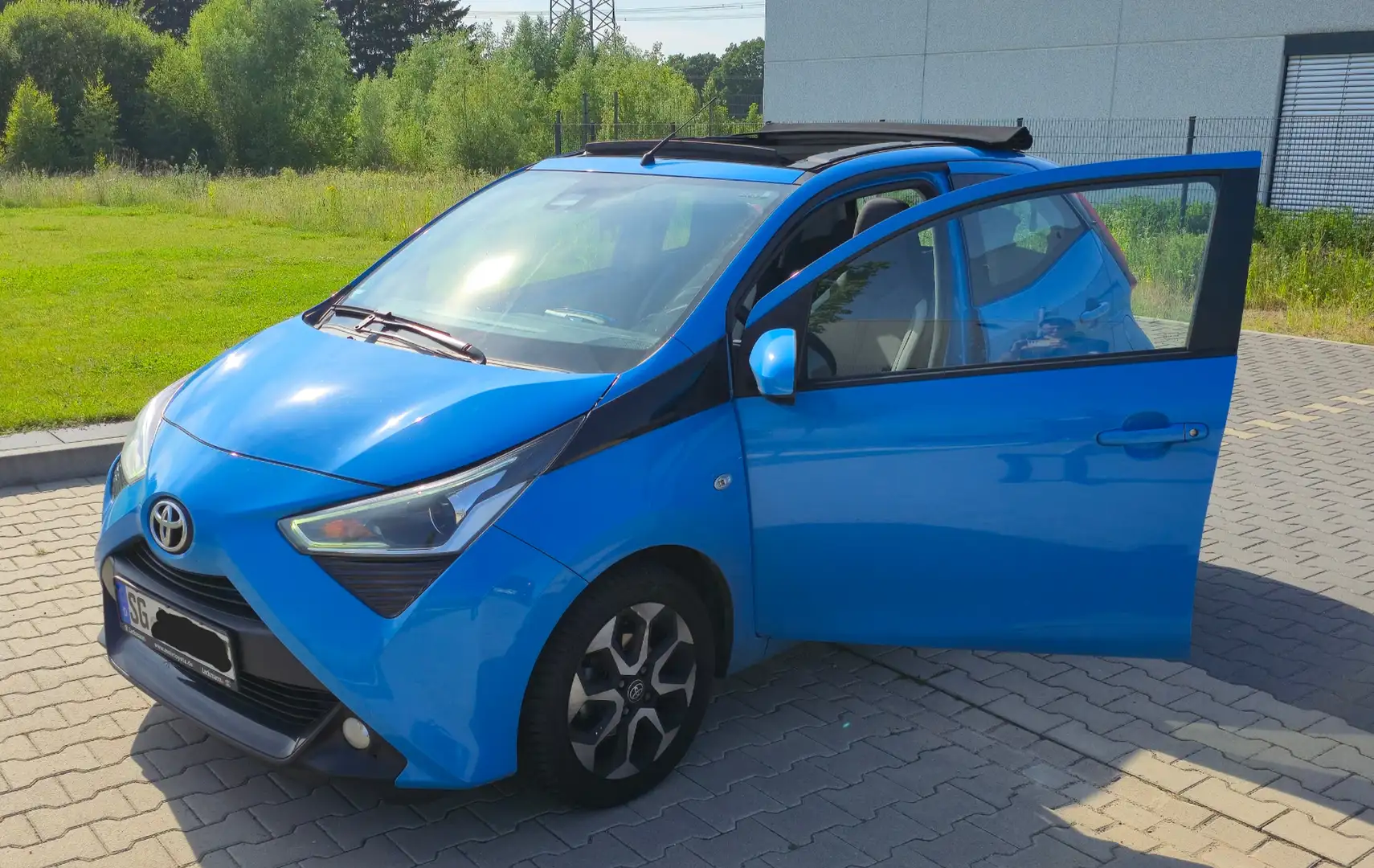 Toyota Aygo Aygo x-shift x-sky Blau - 1