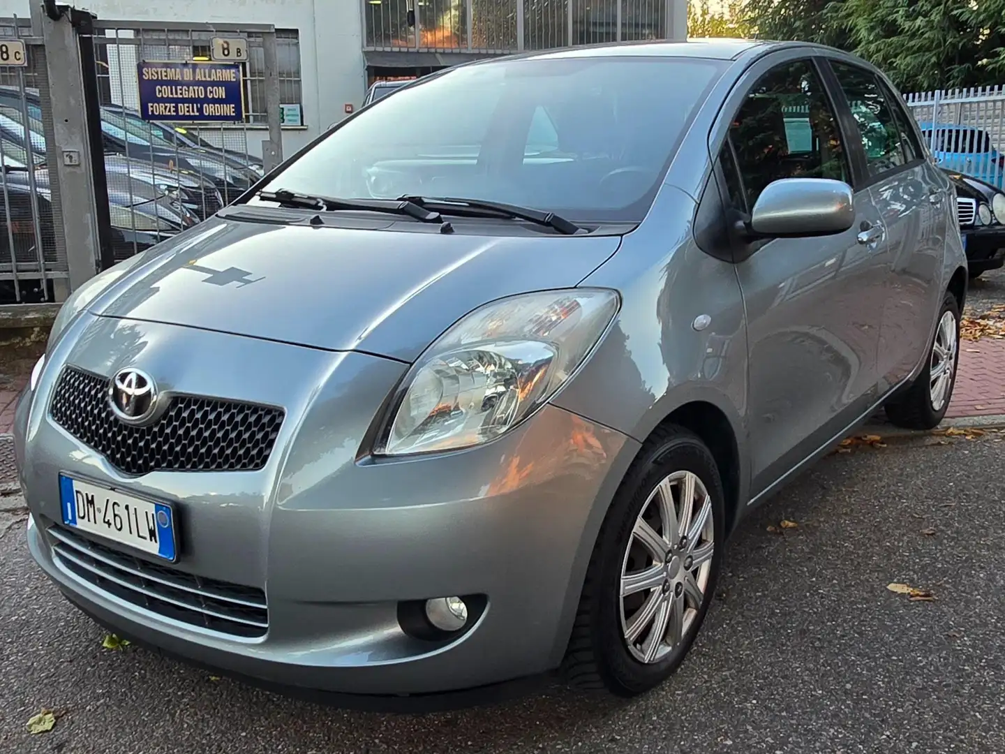 Toyota Yaris Yaris 5p 1.3 Navy OK NEOPATENTATI Grau - 1