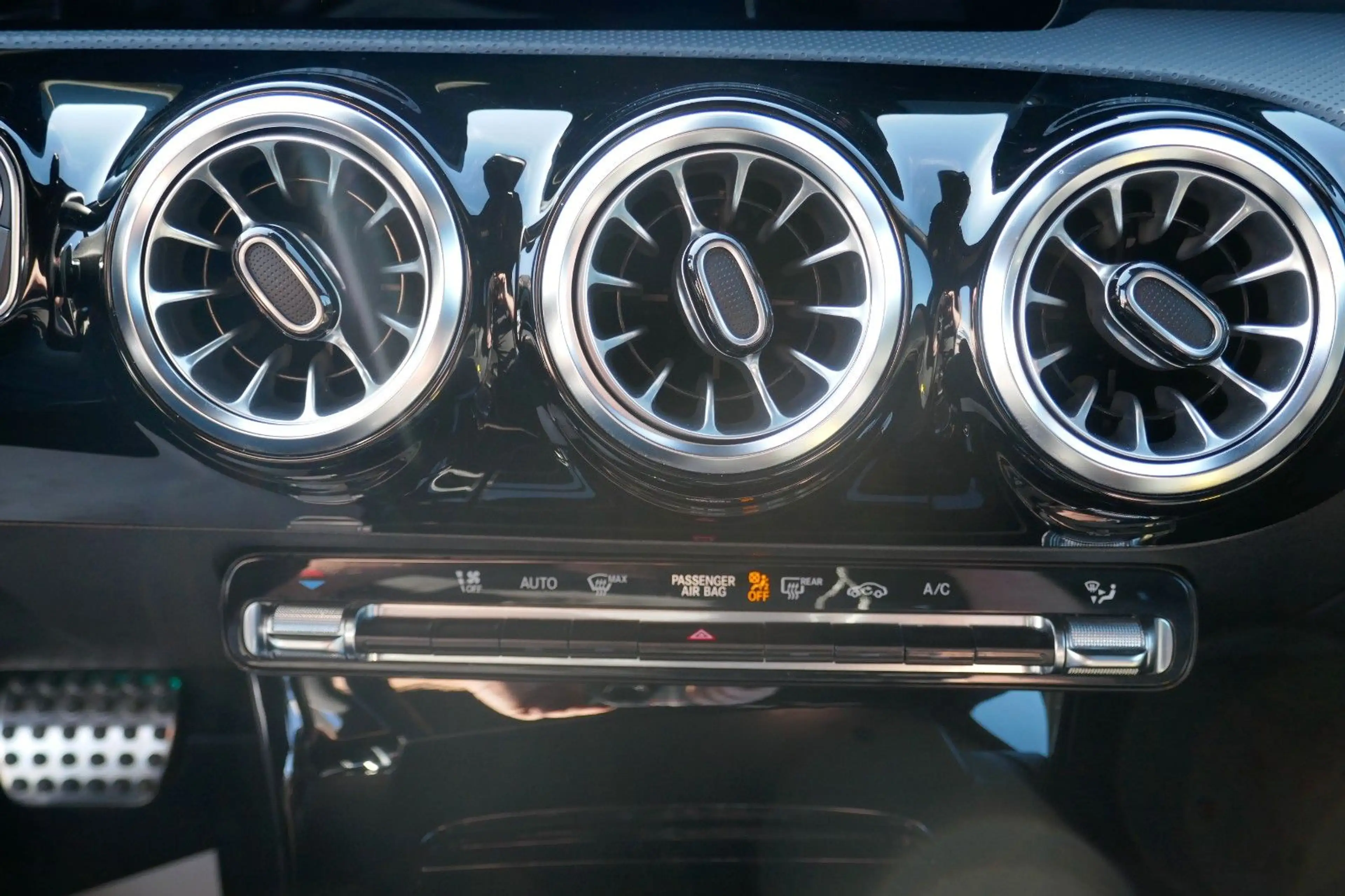 Mercedes-Benz CLA 250 AMG Line Night Paket — photo 14