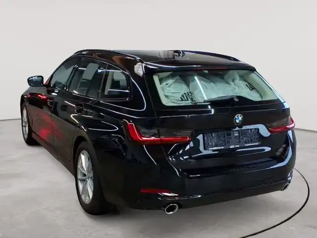 BMW 3 Series view 5