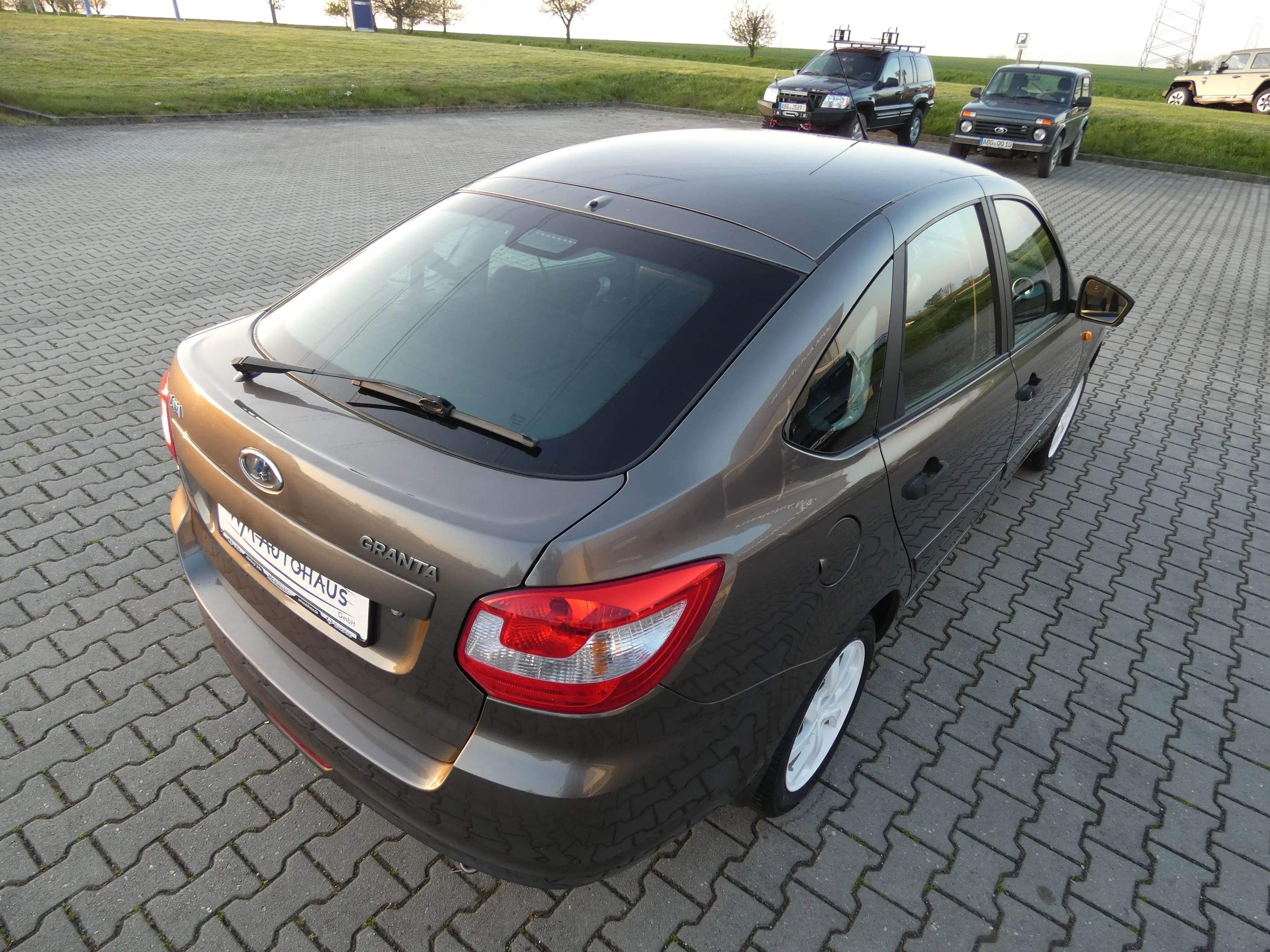 Lada Granta 1,6 16V 5-Türer, Klima, Alu, Allwetterreifen — photo 4