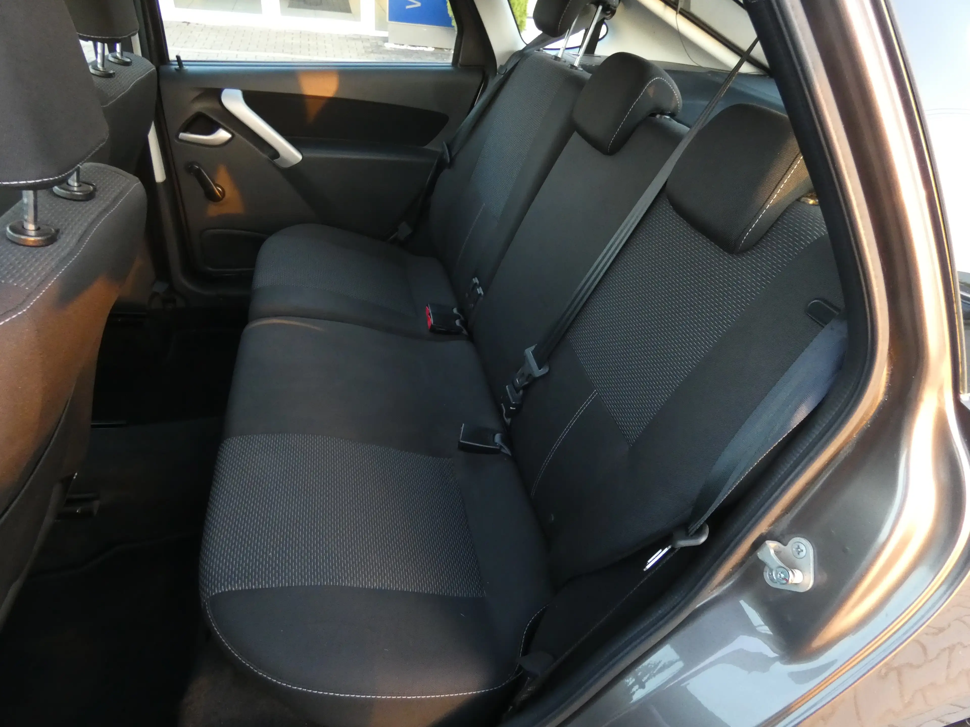 Lada Granta 1,6 16V 5-Türer, Klima, Alu, Allwetterreifen — photo 7