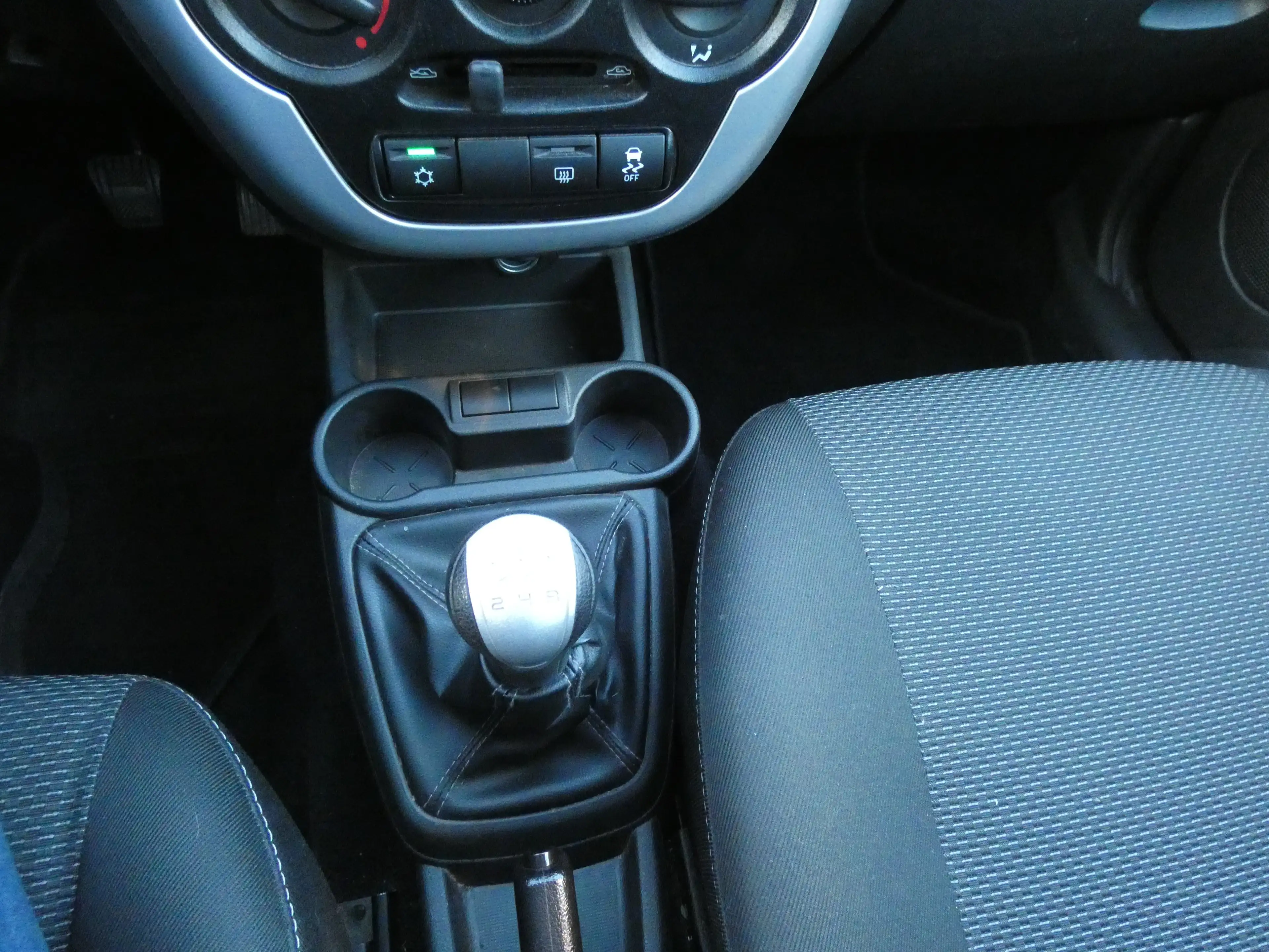Lada Granta 1,6 16V 5-Türer, Klima, Alu, Allwetterreifen — photo 11